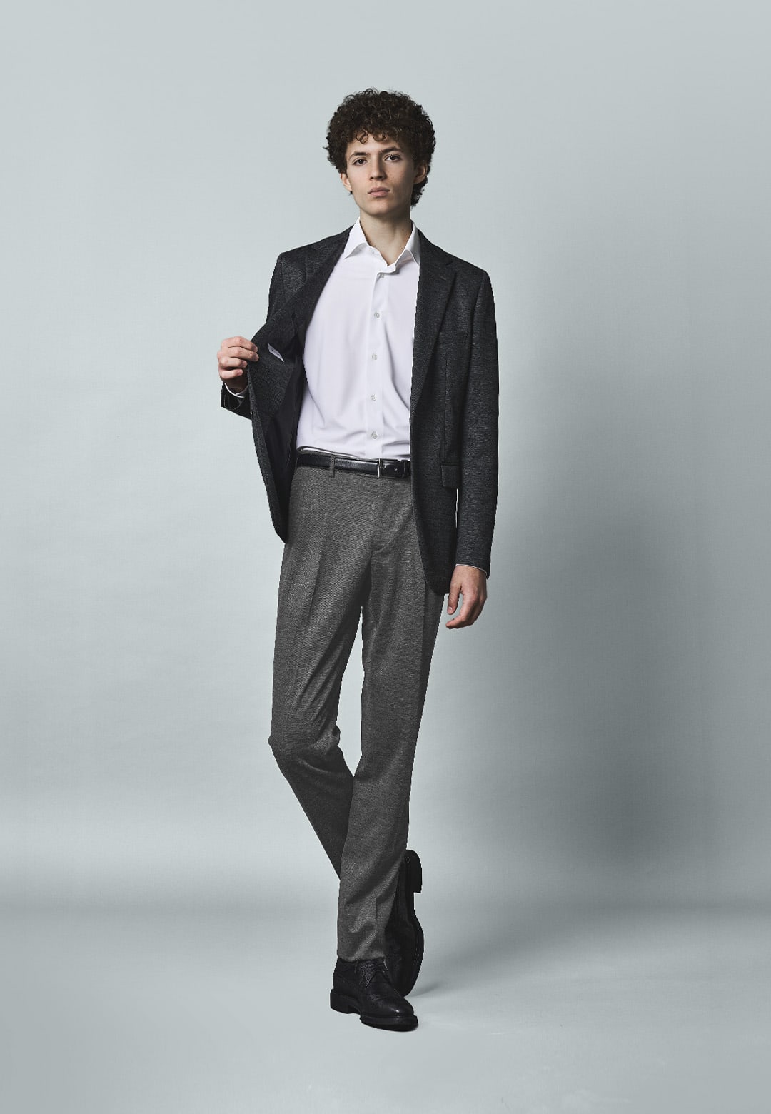 ジャケットとパンツを組み合わせたコーディネート例