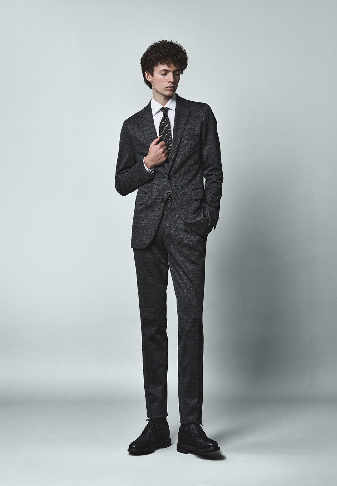 ネクタイを合わせたフォーマルスタイルのコーディネート例