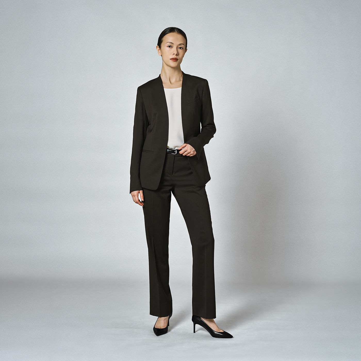 抜け感のあるダークブラウンのパンツスーツ