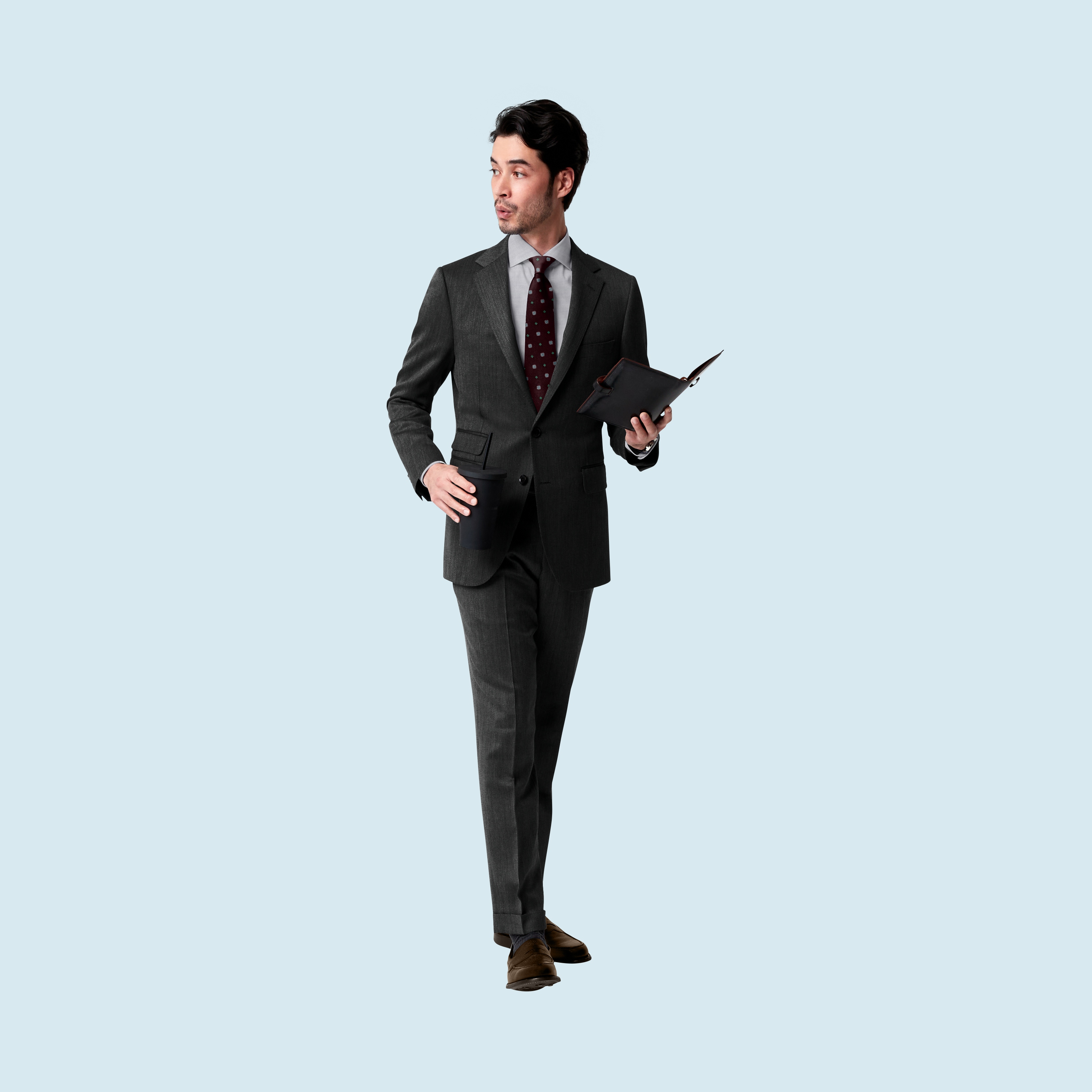 チャコールグレー とワインの組み合わせで、シックなこなれ感