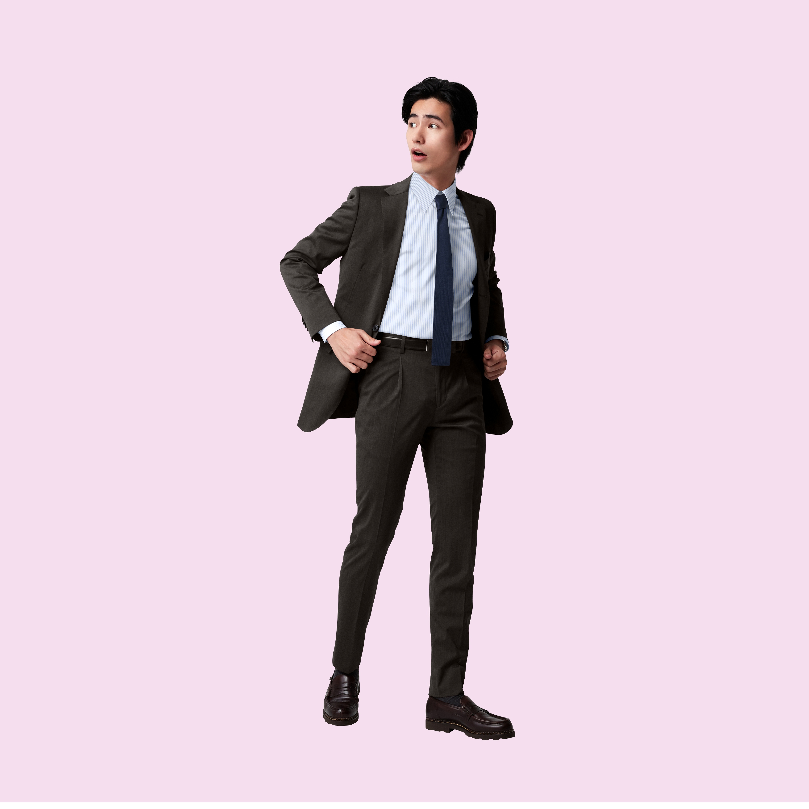 ブラウンとネイビーの組み合わせで、シックなこなれ感