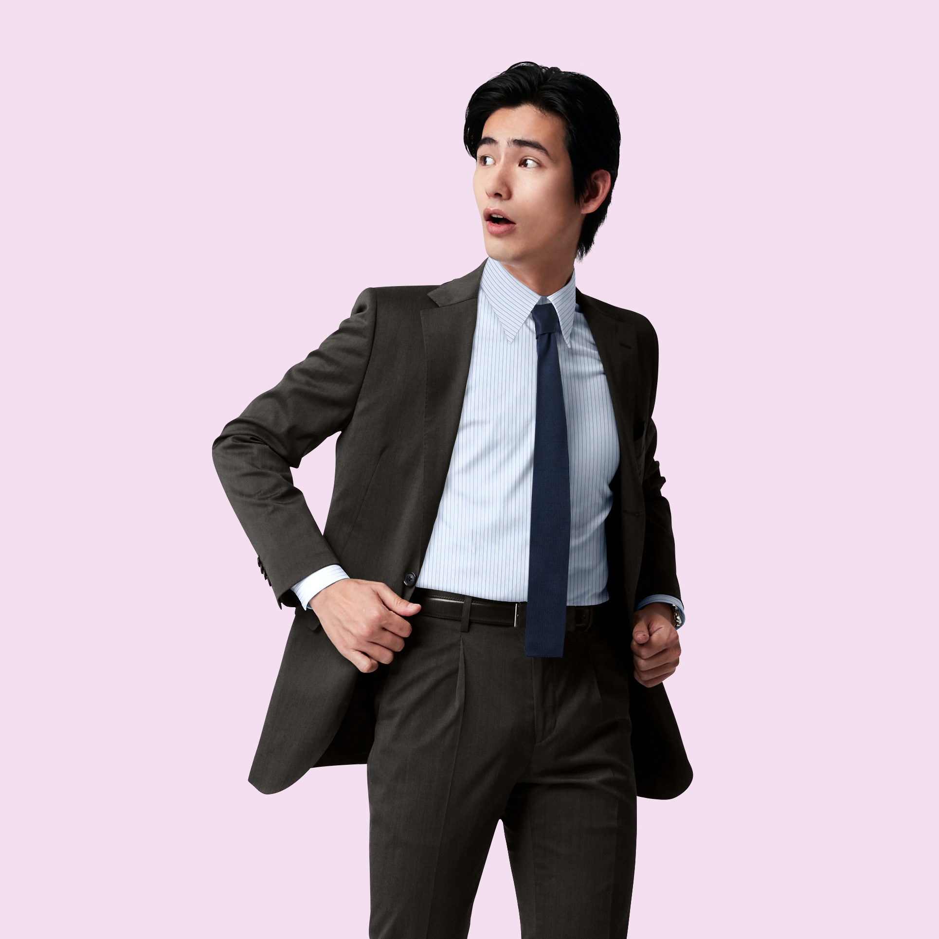 ブラウンとネイビーの組み合わせで、シックなこなれ感
