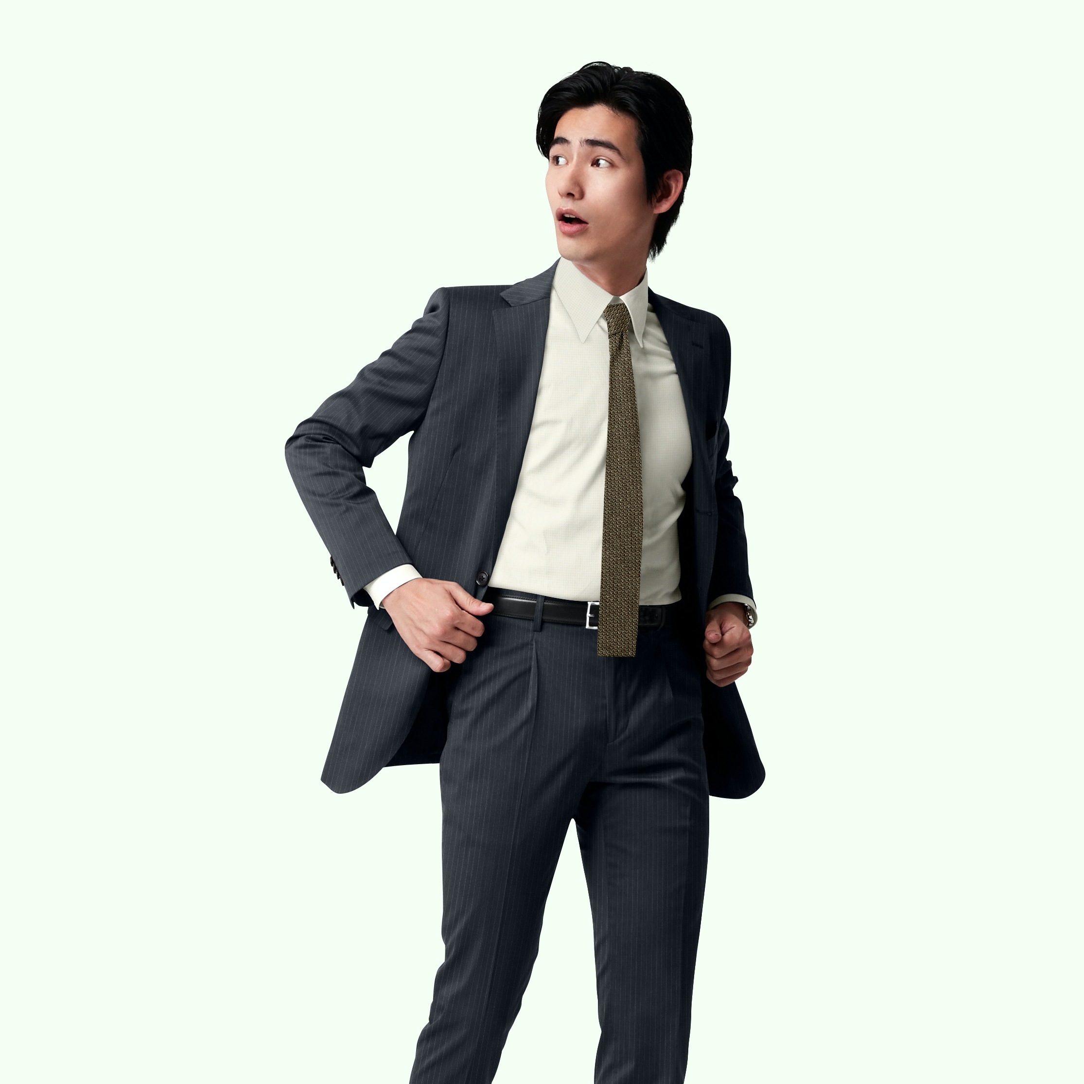 ネイビースーツにニットタイを合わせた大人カジュアルスタイル