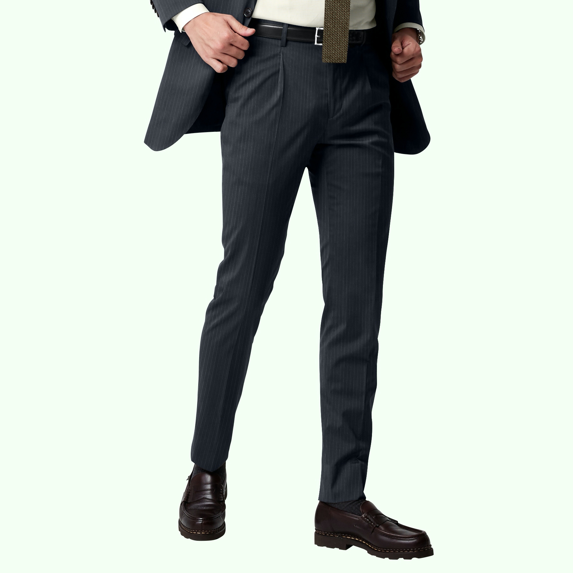 ネイビースーツにニットタイを合わせた大人カジュアルスタイル