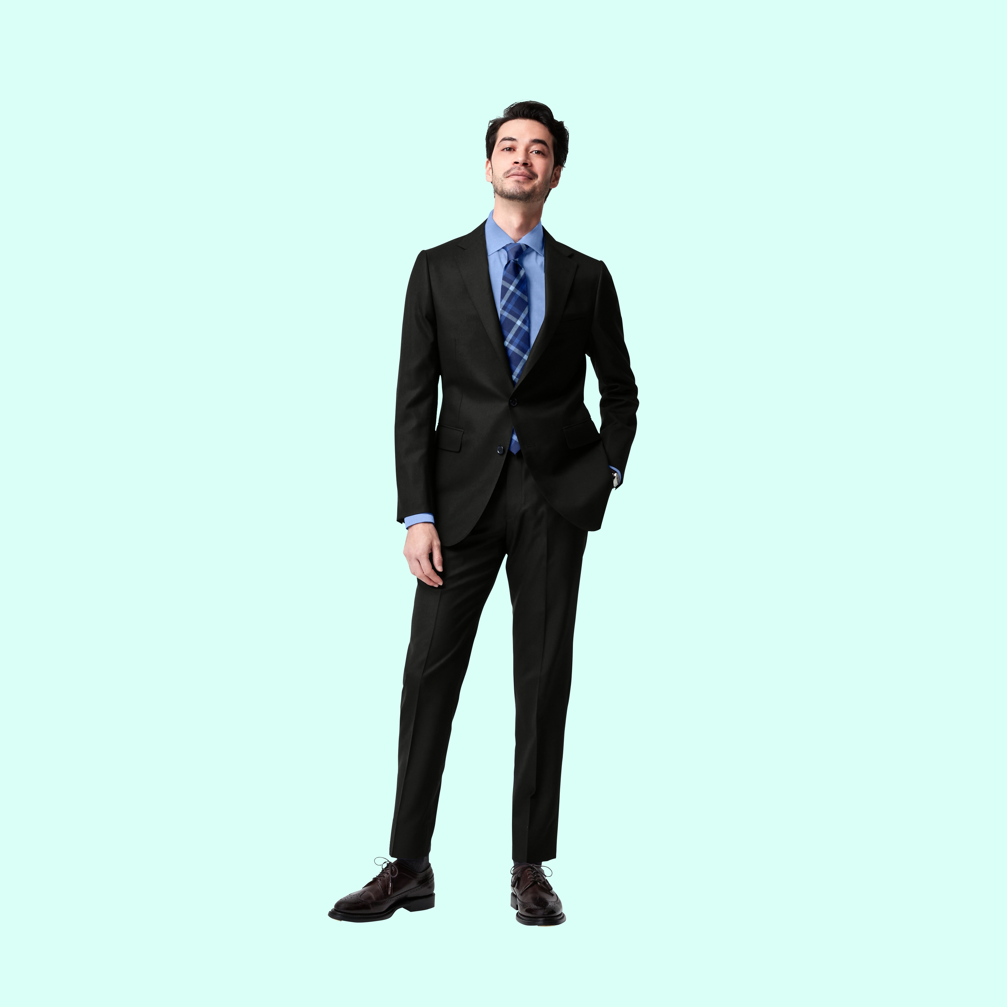 ブラックのセットアップに爽やかなＶラインでメリハリをつけたスタイル