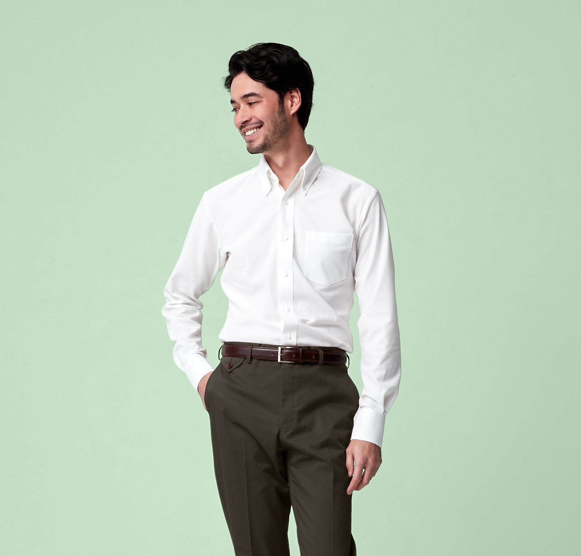 白シャツにカーキパンツを合わせた、ON OFF兼用スタイル