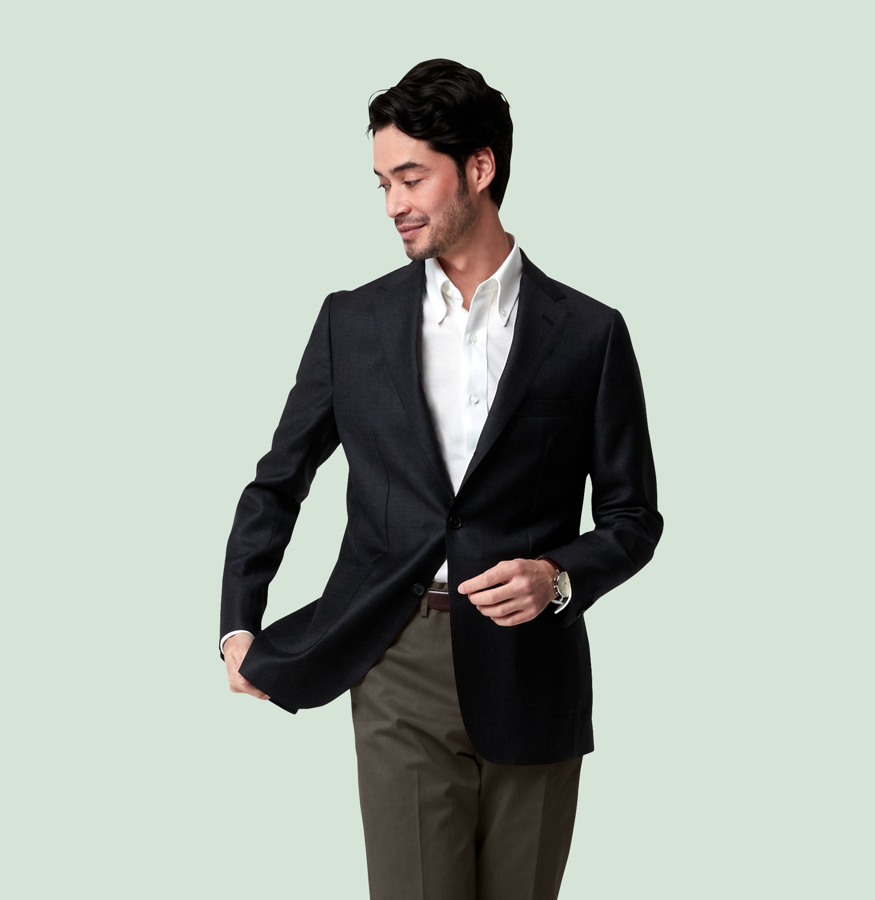 白シャツにカーキパンツを合わせた、ON OFF兼用スタイル