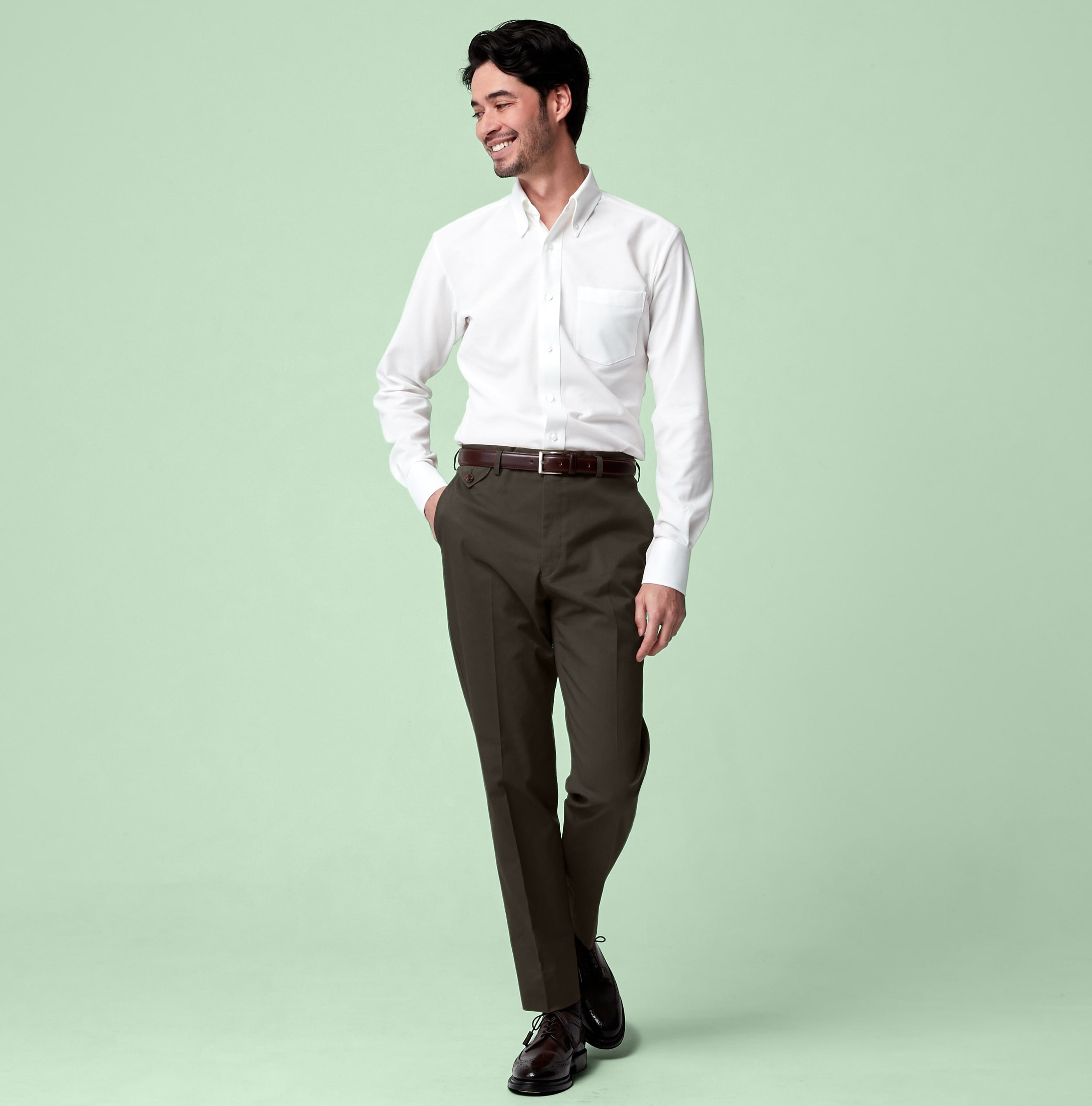 白シャツにカーキパンツを合わせた、ON OFF兼用スタイル