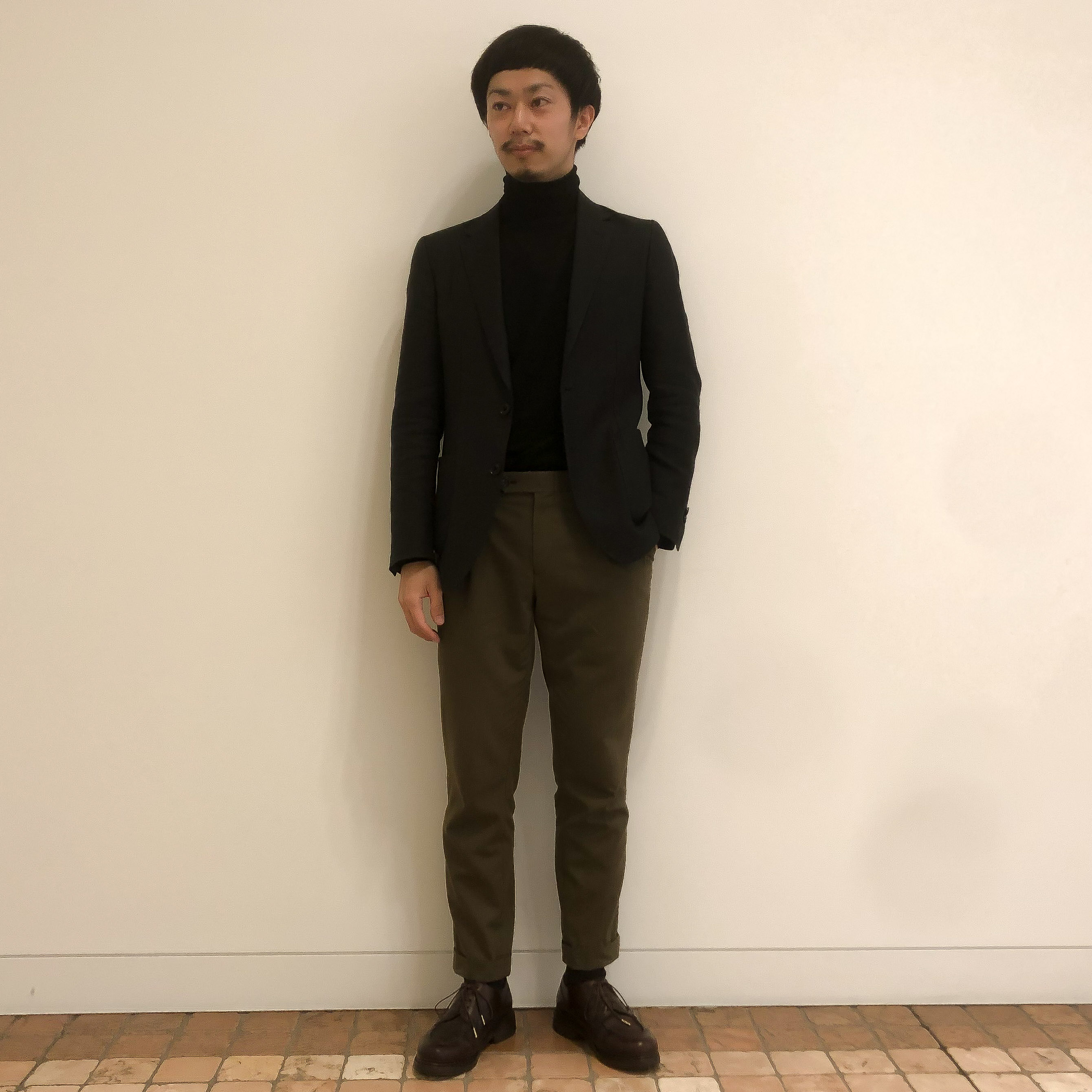 【STAFFコーデ】ダークトーンで表現する飽きのこないジャケパンスタイル