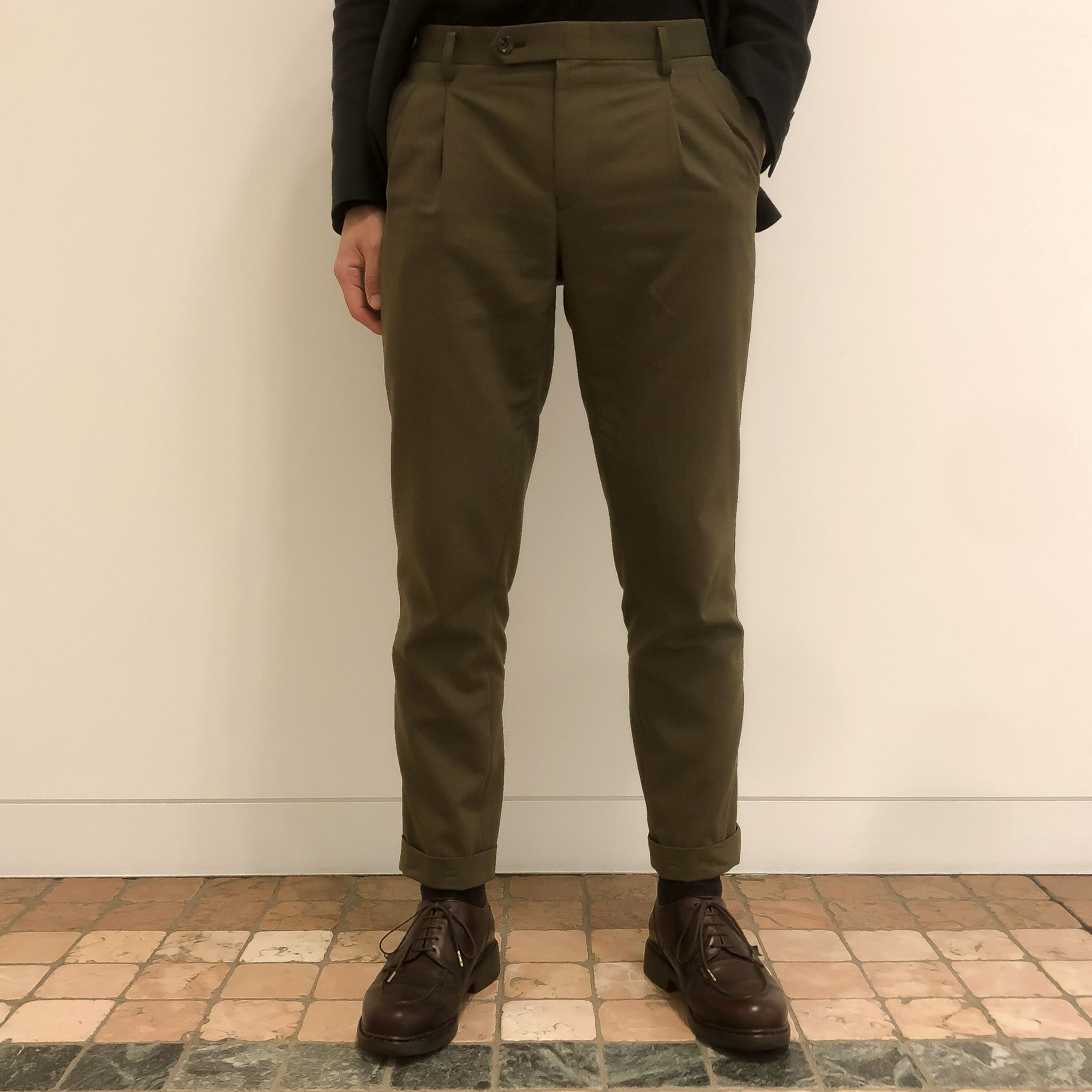 【STAFFコーデ】ダークトーンで表現する飽きのこないジャケパンスタイル
