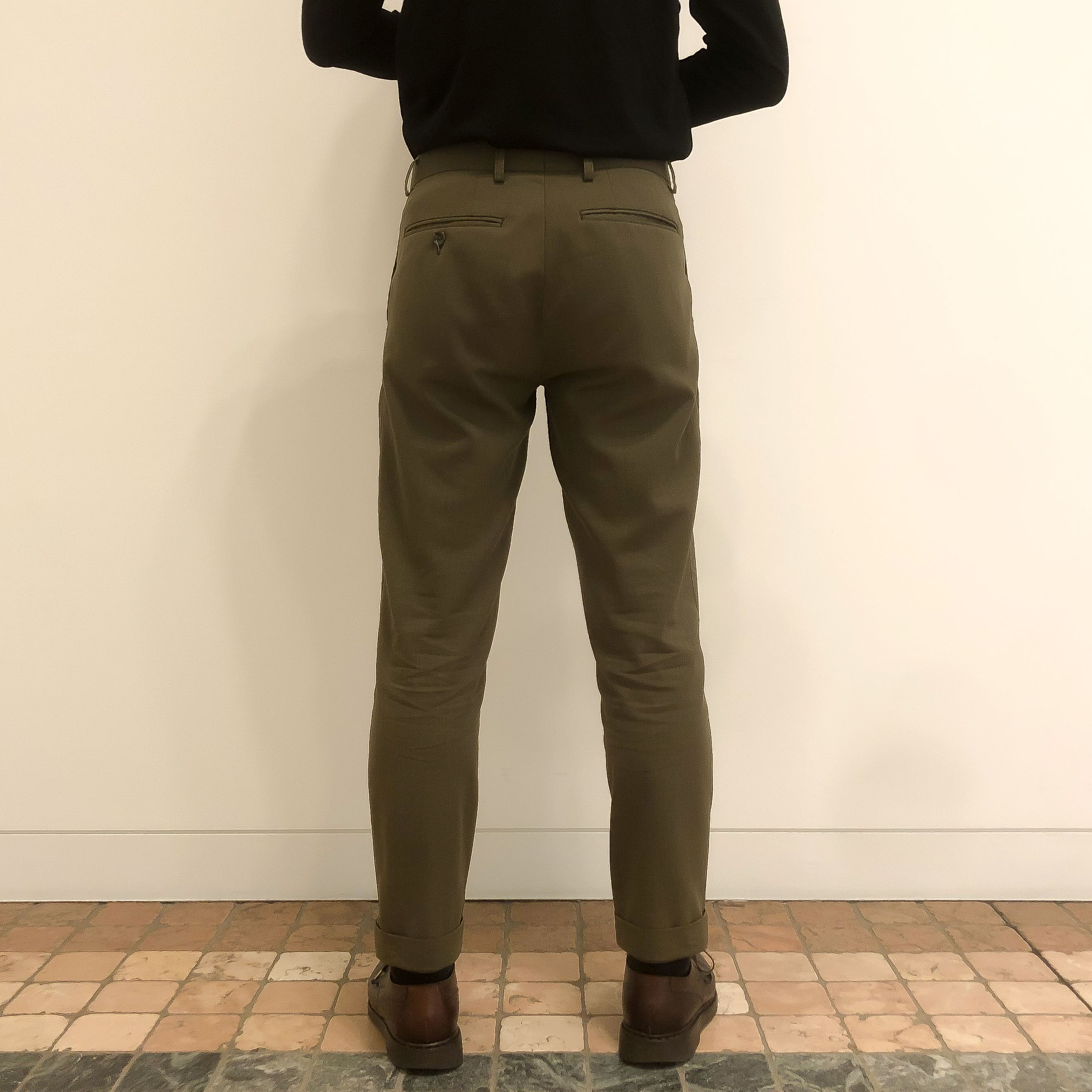 【STAFFコーデ】ダークトーンで表現する飽きのこないジャケパンスタイル