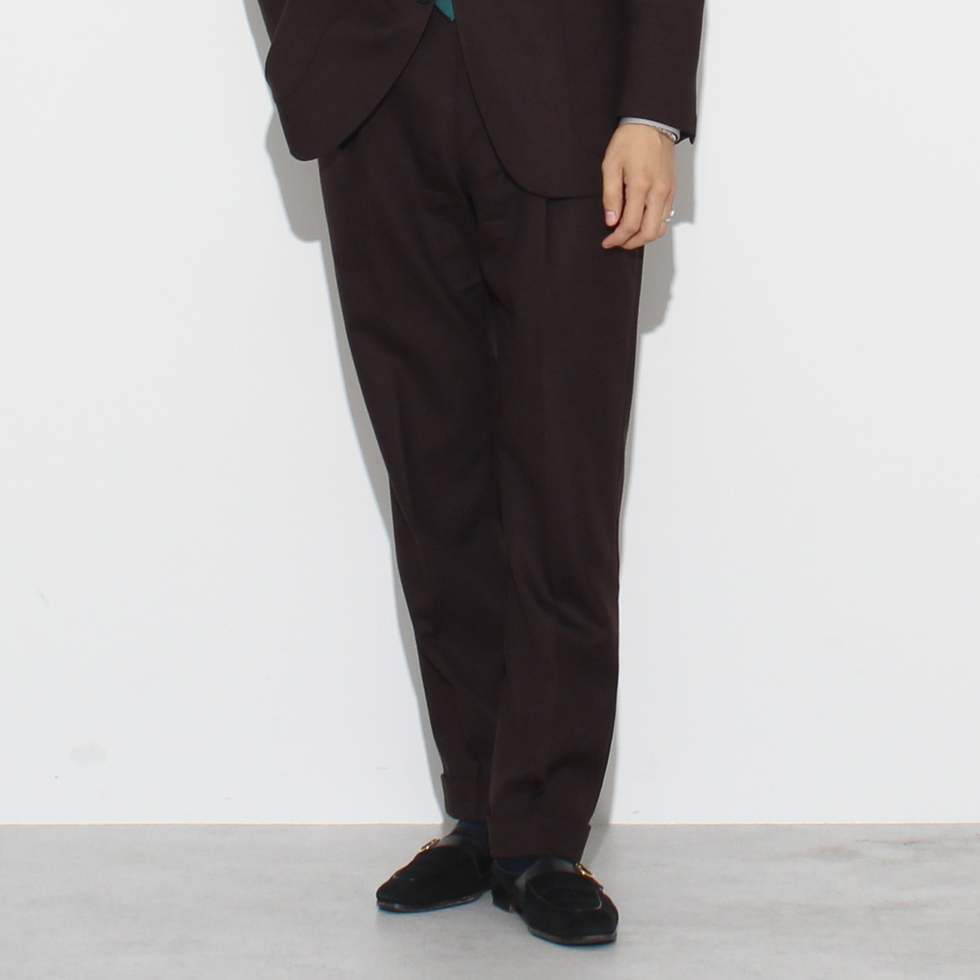 【STAFFコーデ】ブラウンスーツでつくるクラシックスタイル