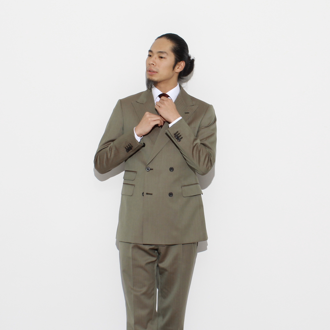 【STAFFコーデ】華やかなグリーンスーツスタイル