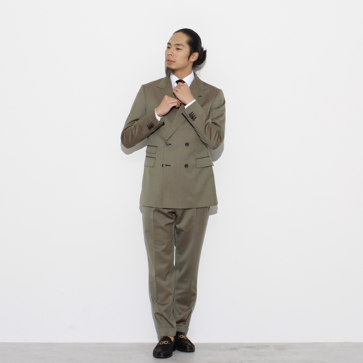【STAFFコーデ】華やかなグリーンスーツスタイル