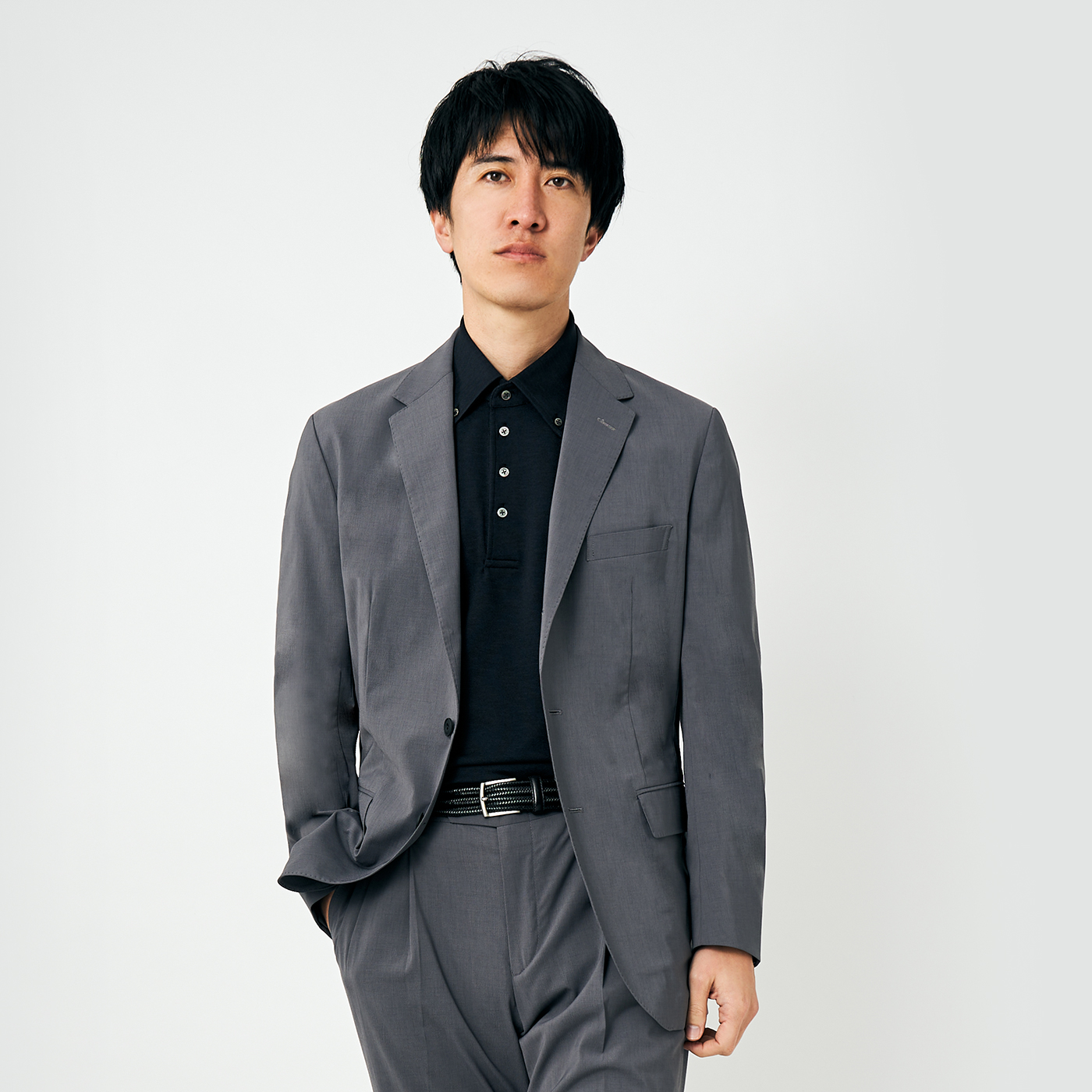 汗ばむ季節も、さらさらな着心地のグレーセットアップコーデ