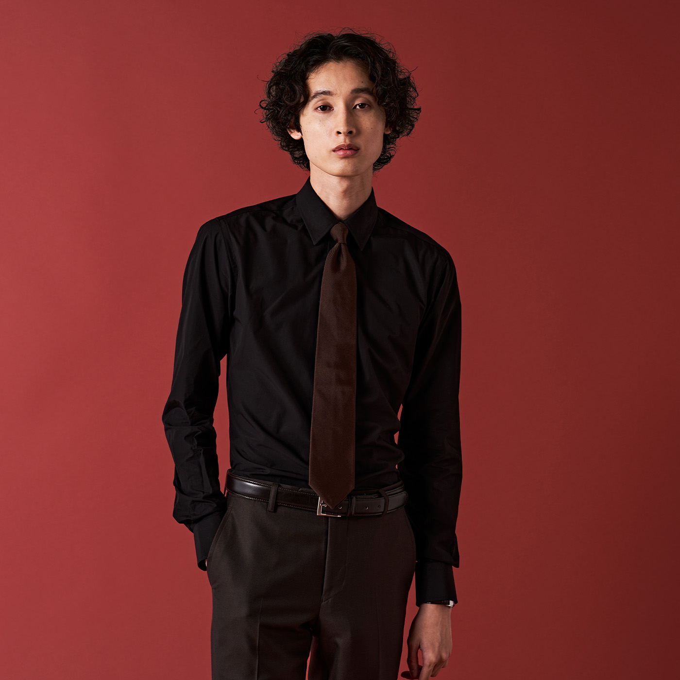 シックな秋冬らしい色使いのシャツスタイル