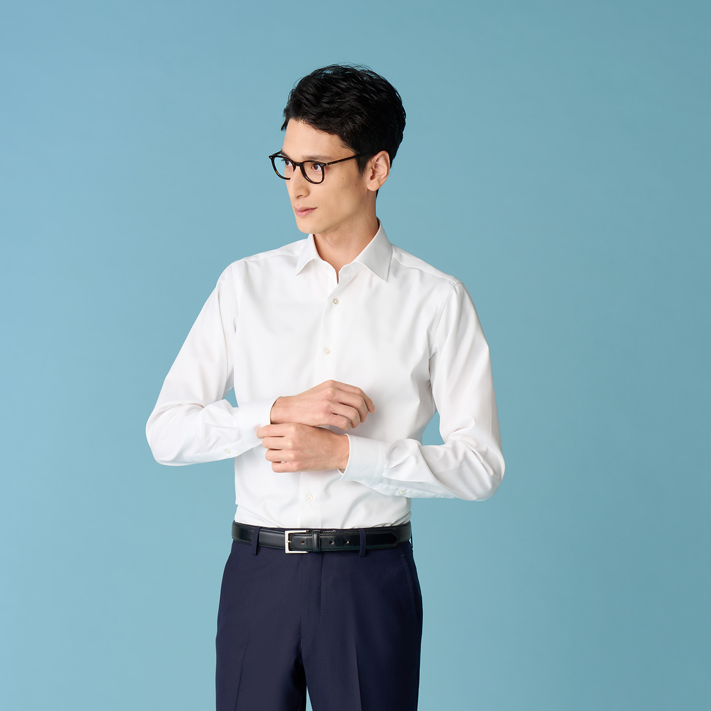 白 × ネイビーの定番シャツスタイル
