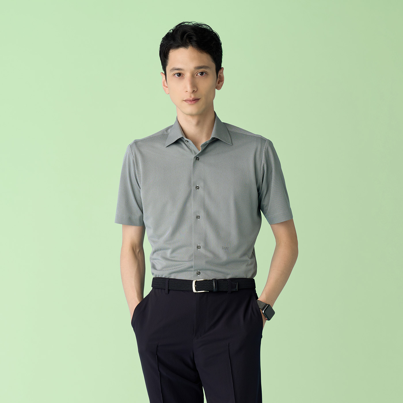 ブラック × ネイビーの暗めシャツスタイル