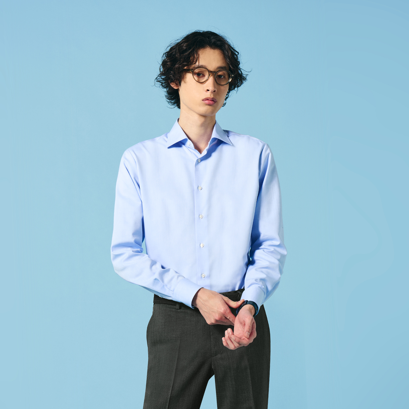 春夏の定番、爽やかなシャツスタイル