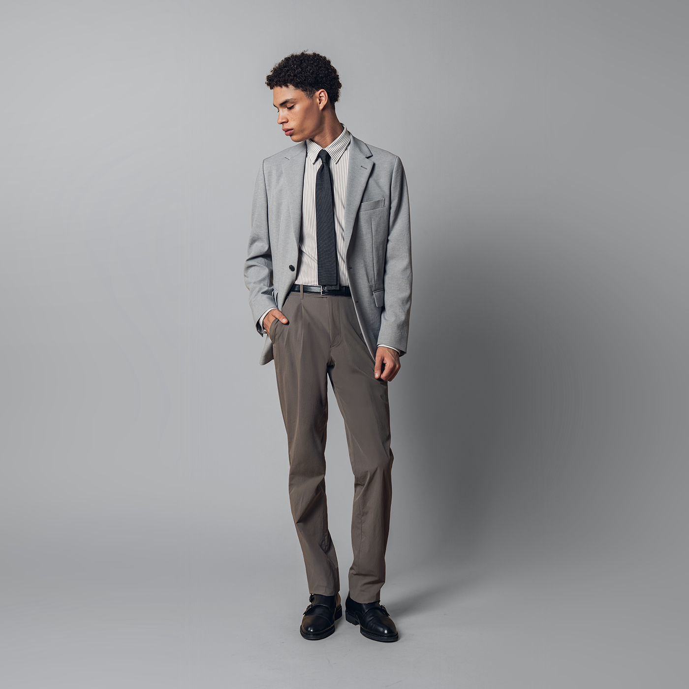 重たい印象を払拭。ライトグレーのジャケパンスタイル | オーダー