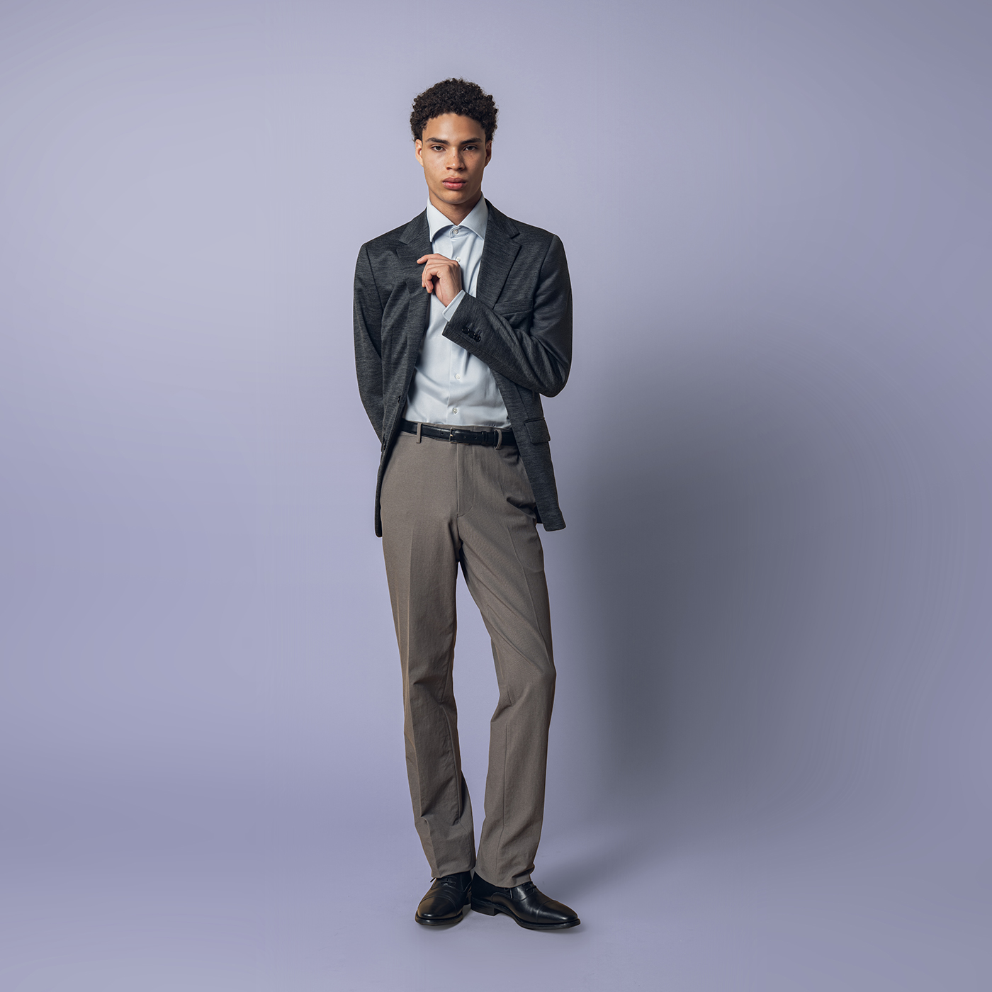 定番グレーにニュアンスカラーを合わせたジャケパンスタイル