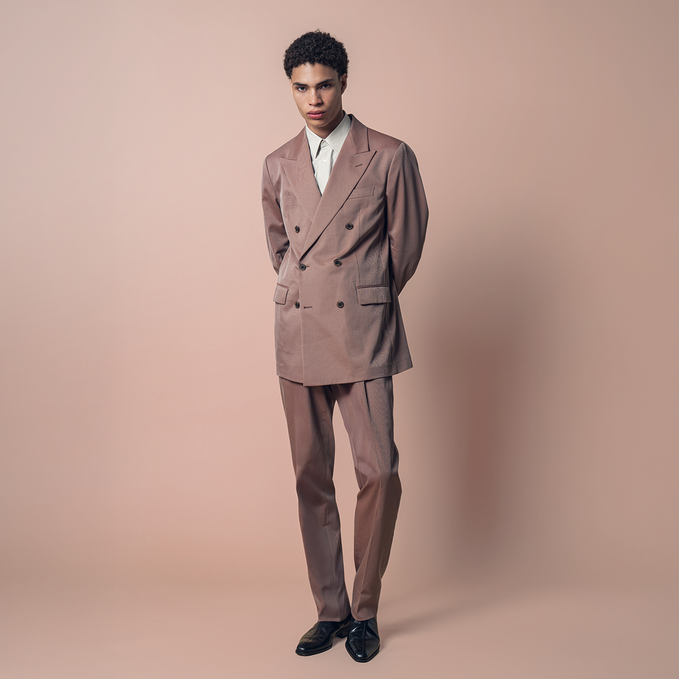 ダブルで仕上げる、一味違う色味が魅力のセットアップスタイル