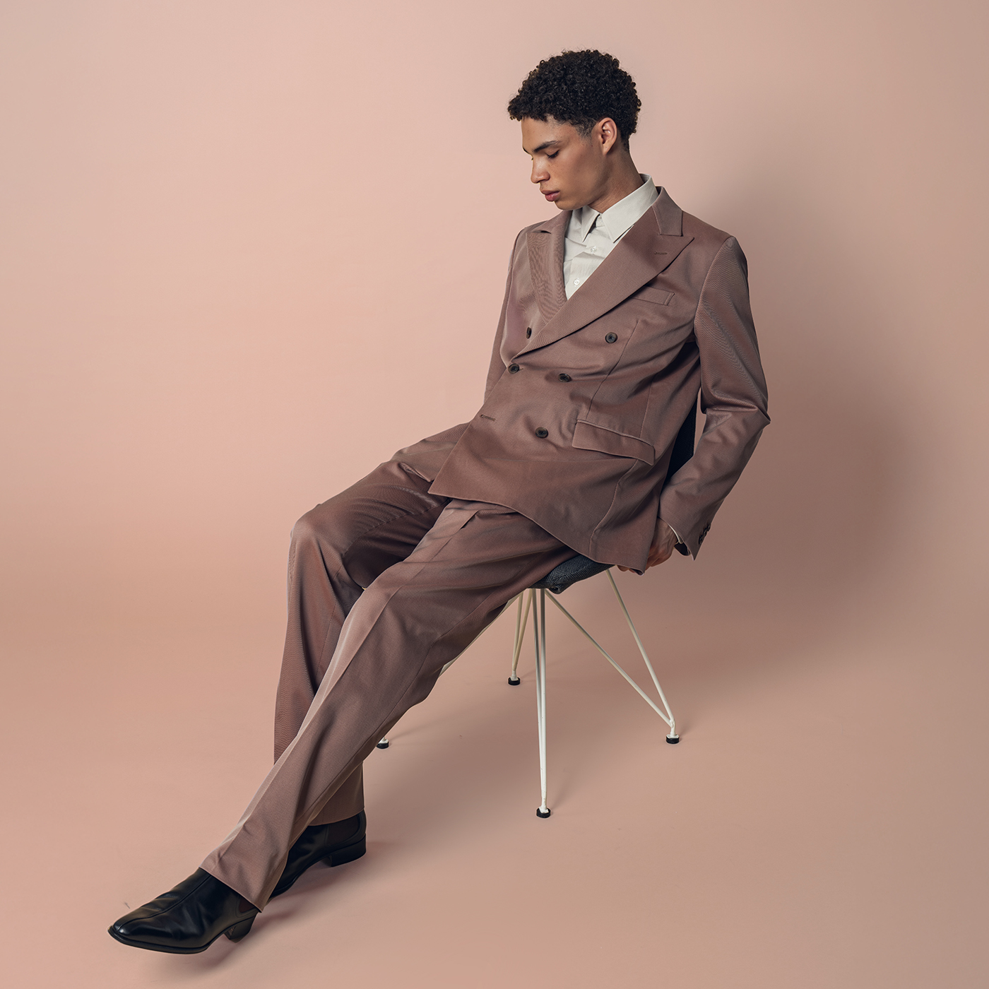 ダブルで仕上げる、一味違う色味が魅力のセットアップスタイル