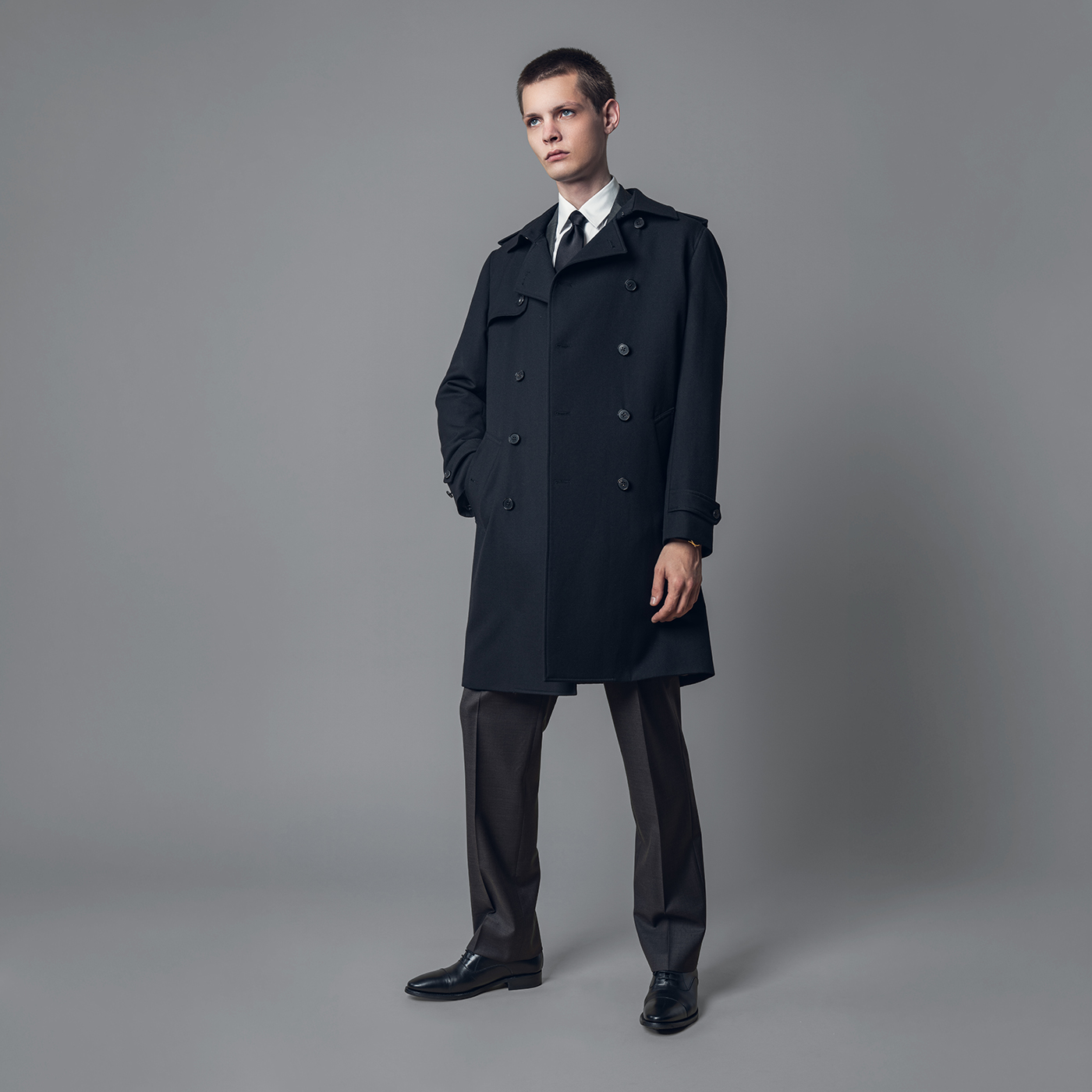 柔らかい色味が魅力、モスグリーン × ブラウンのジャケパンスタイル