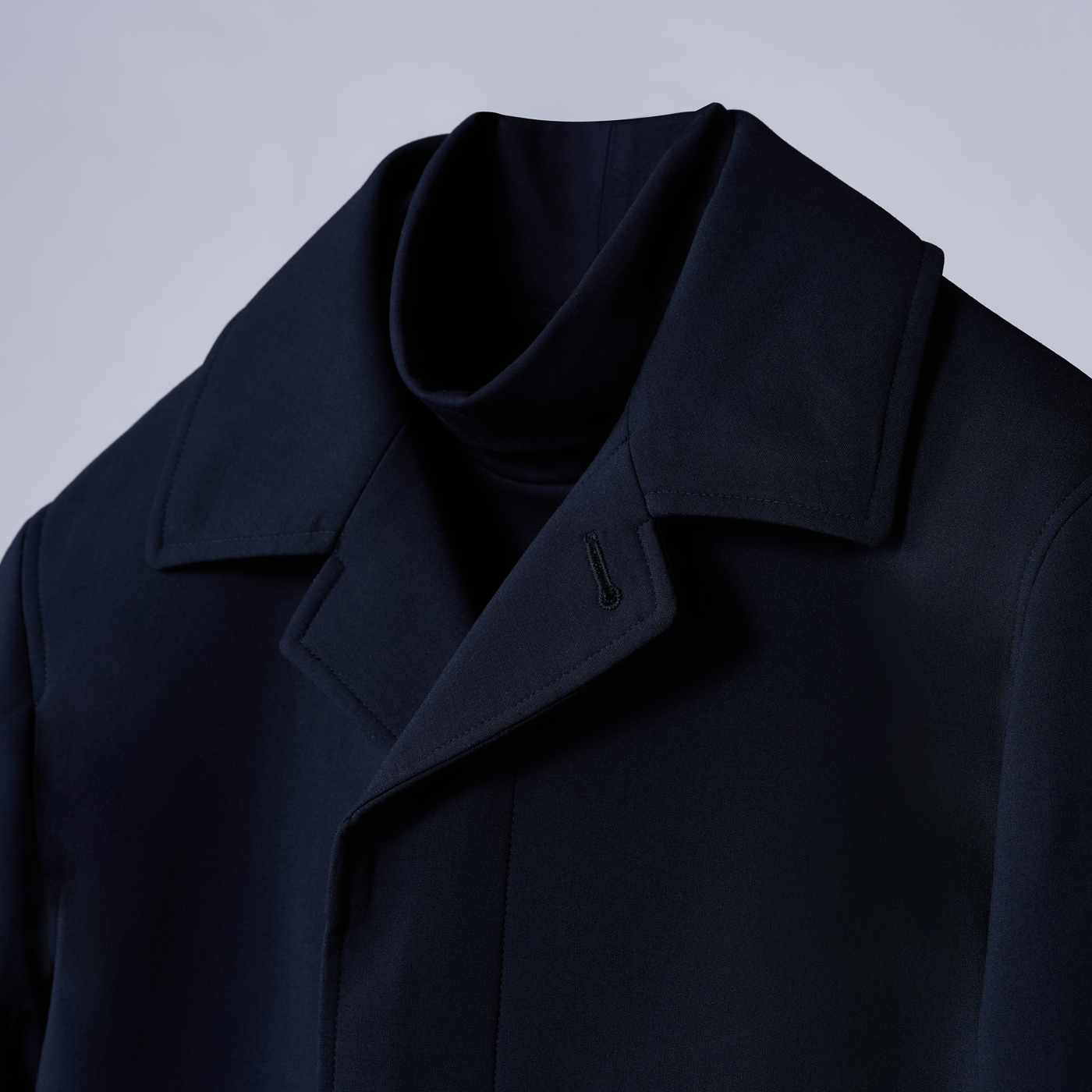 テックな素材のシックなワントーンスタイル。