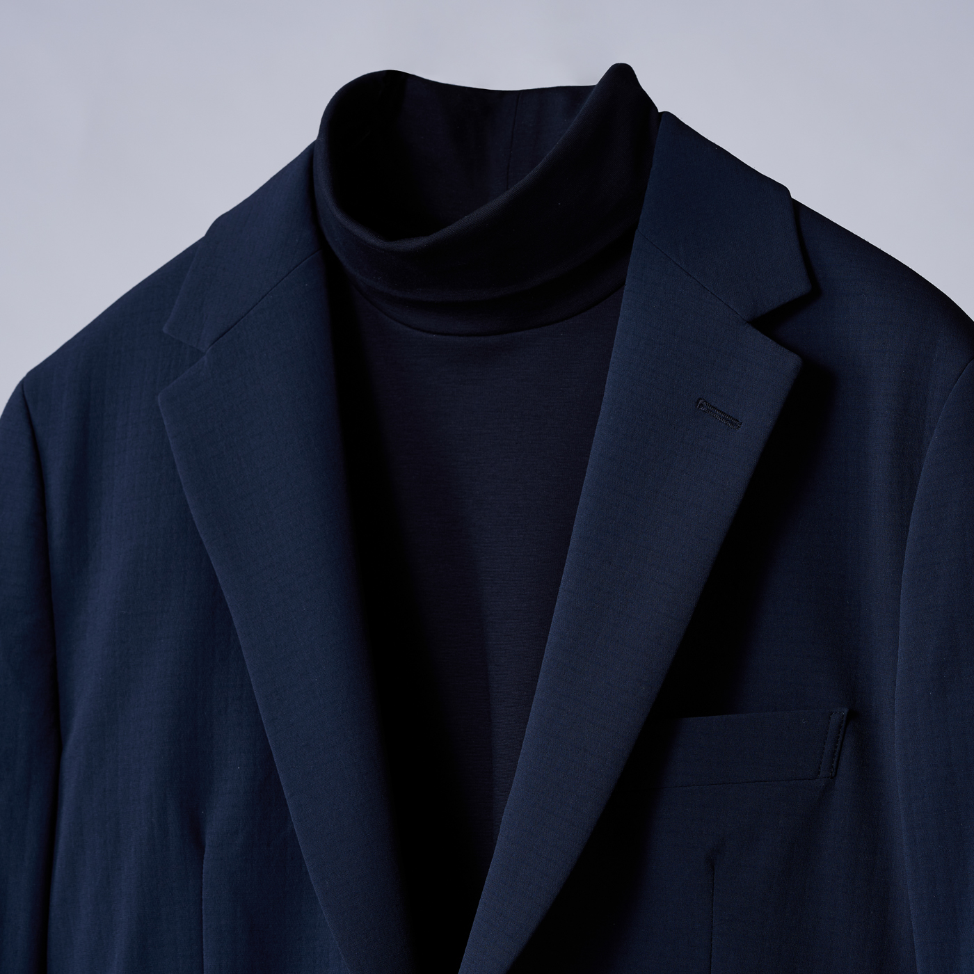 テックな素材のシックなワントーンスタイル。