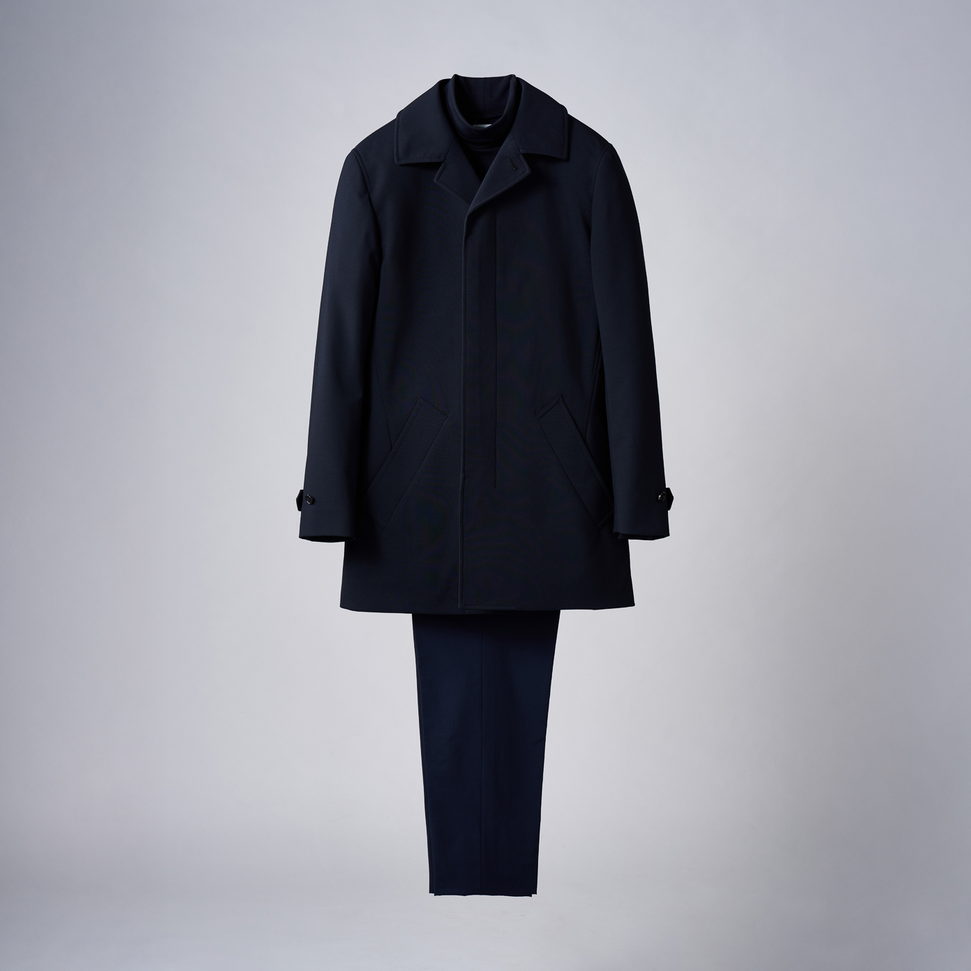 テックな素材のシックなワントーンスタイル。