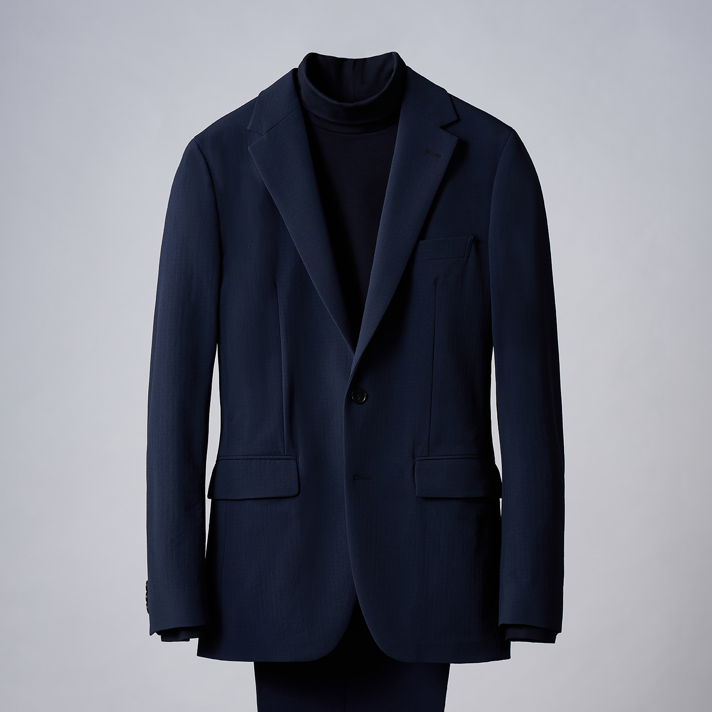 テックな素材のシックなワントーンスタイル。