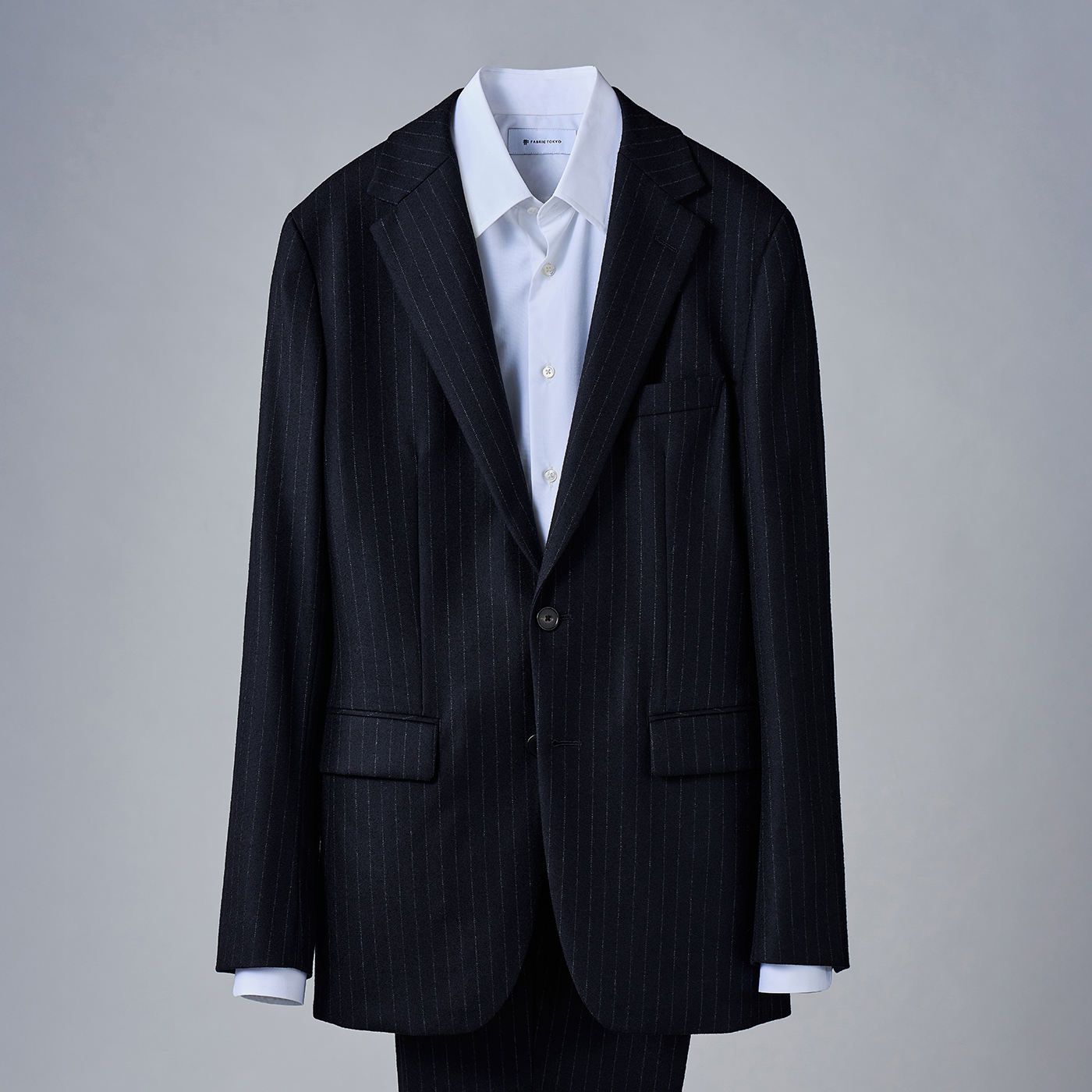 春らしいニュアンスカラーを生かしたネイビースーツスタイル