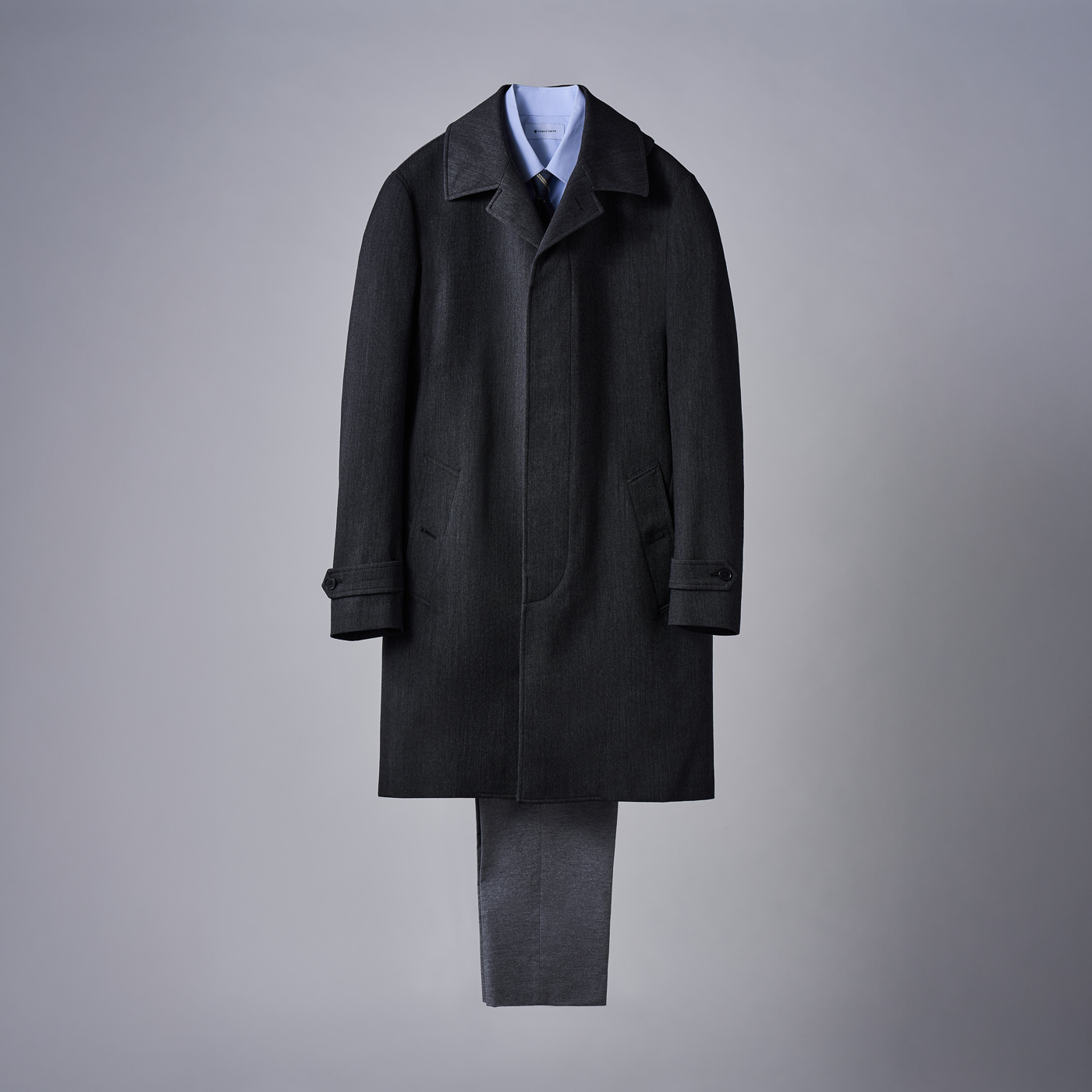 グレーの濃淡でつくる、知的なジャケパンスタイル。