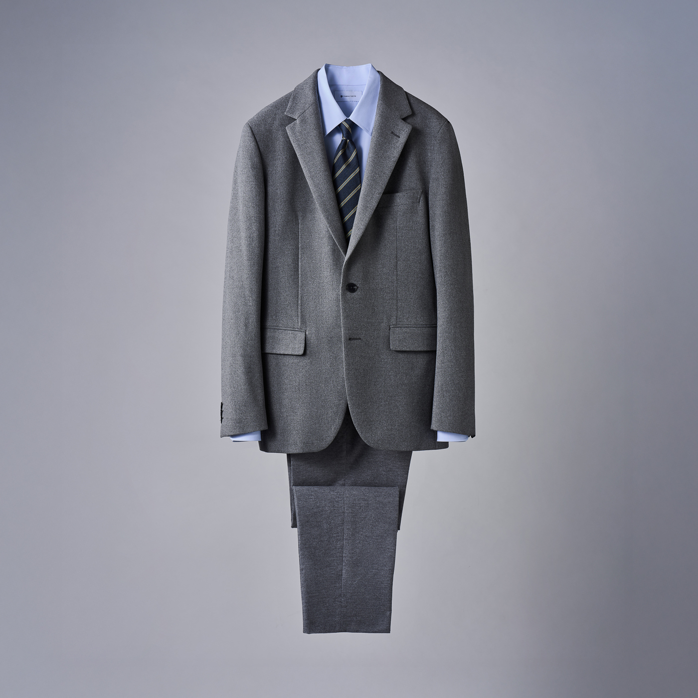 グレーの濃淡でつくる、知的なジャケパンスタイル。