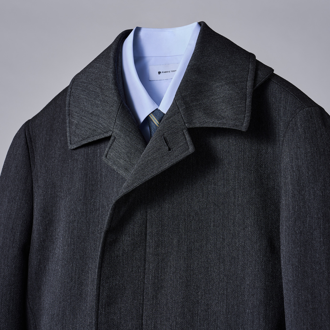 グレーの濃淡でつくる、知的なジャケパンスタイル。