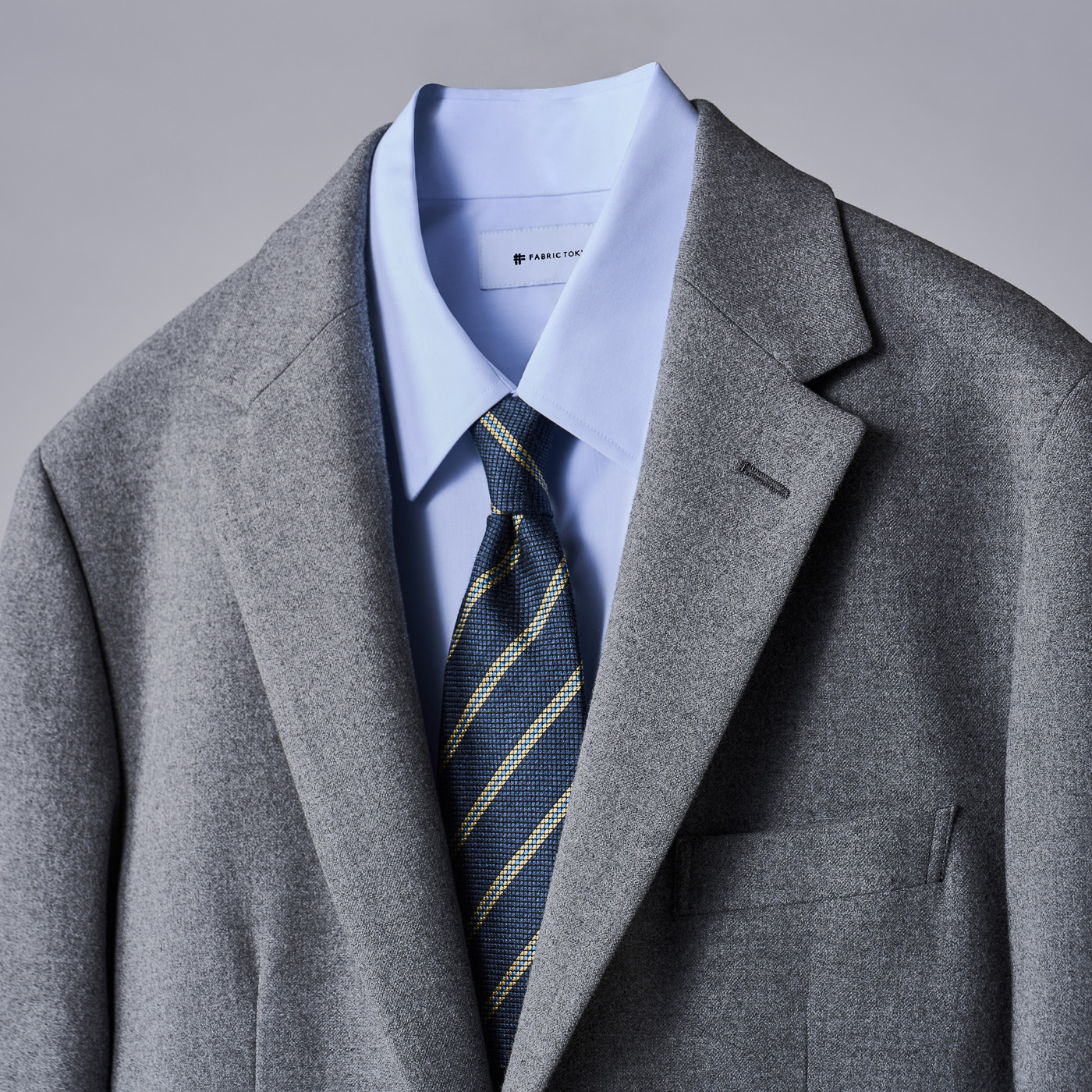 グレーの濃淡でつくる、知的なジャケパンスタイル。