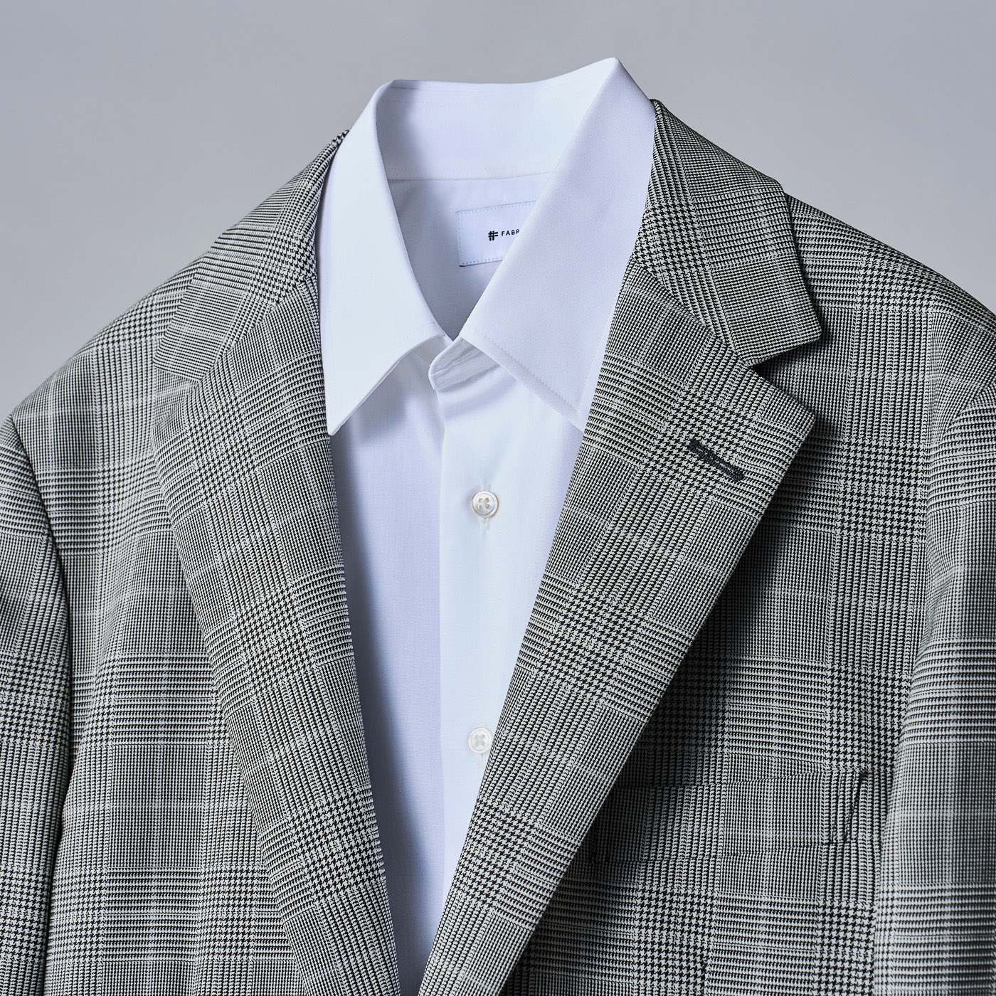 モノトーンに映える、大人の遊び心あるスタイル。