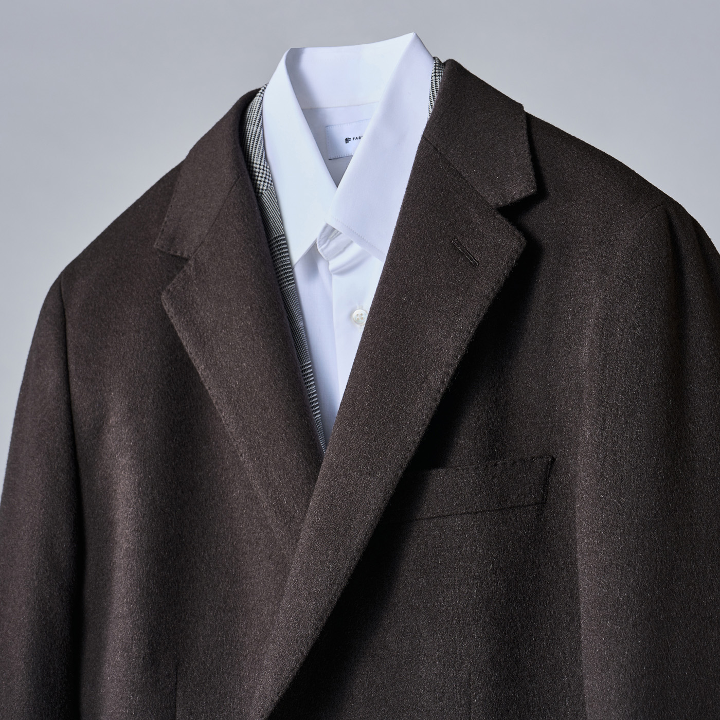 モノトーンに映える、大人の遊び心あるスタイル。