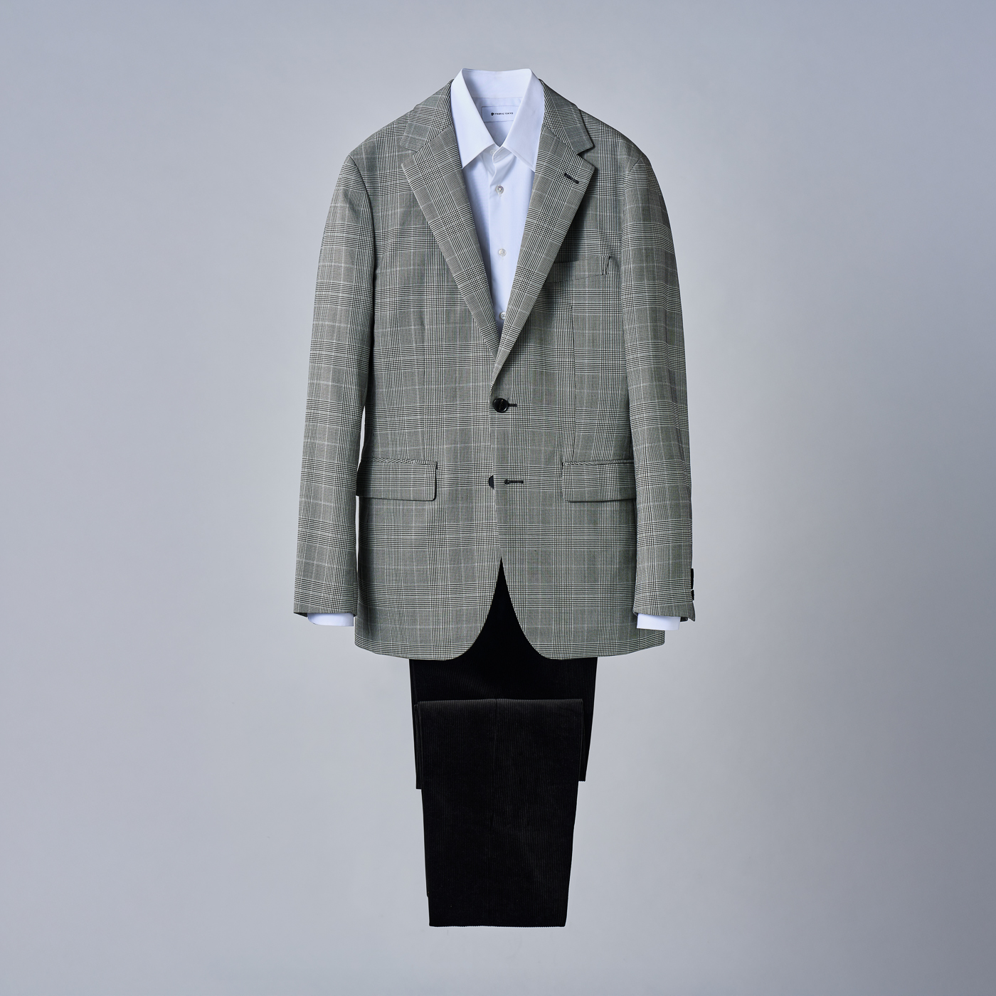 モノトーンに映える、大人の遊び心あるスタイル。