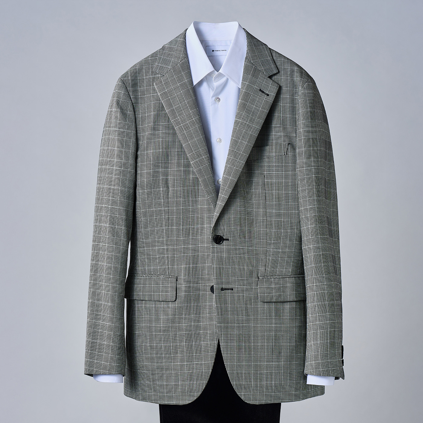 モノトーンに映える、大人の遊び心あるスタイル。