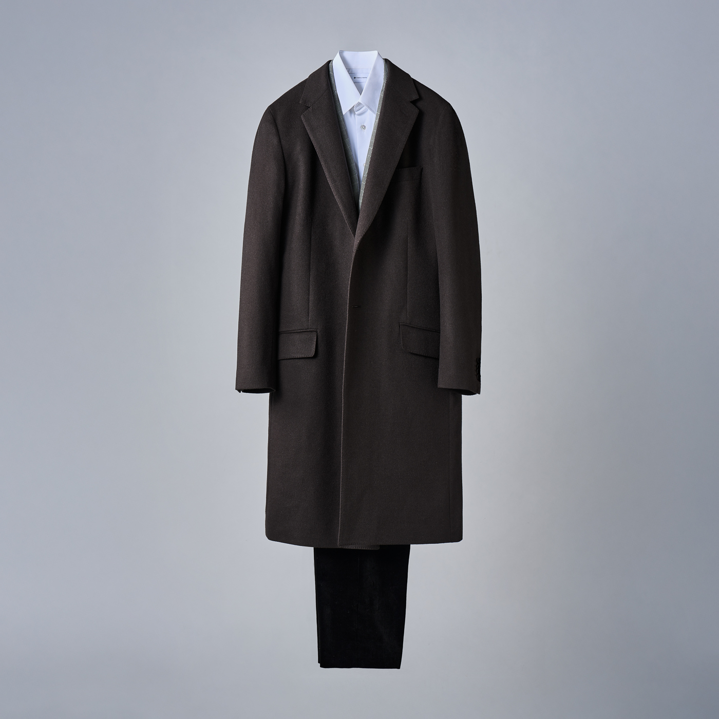 モノトーンに映える、大人の遊び心あるスタイル。