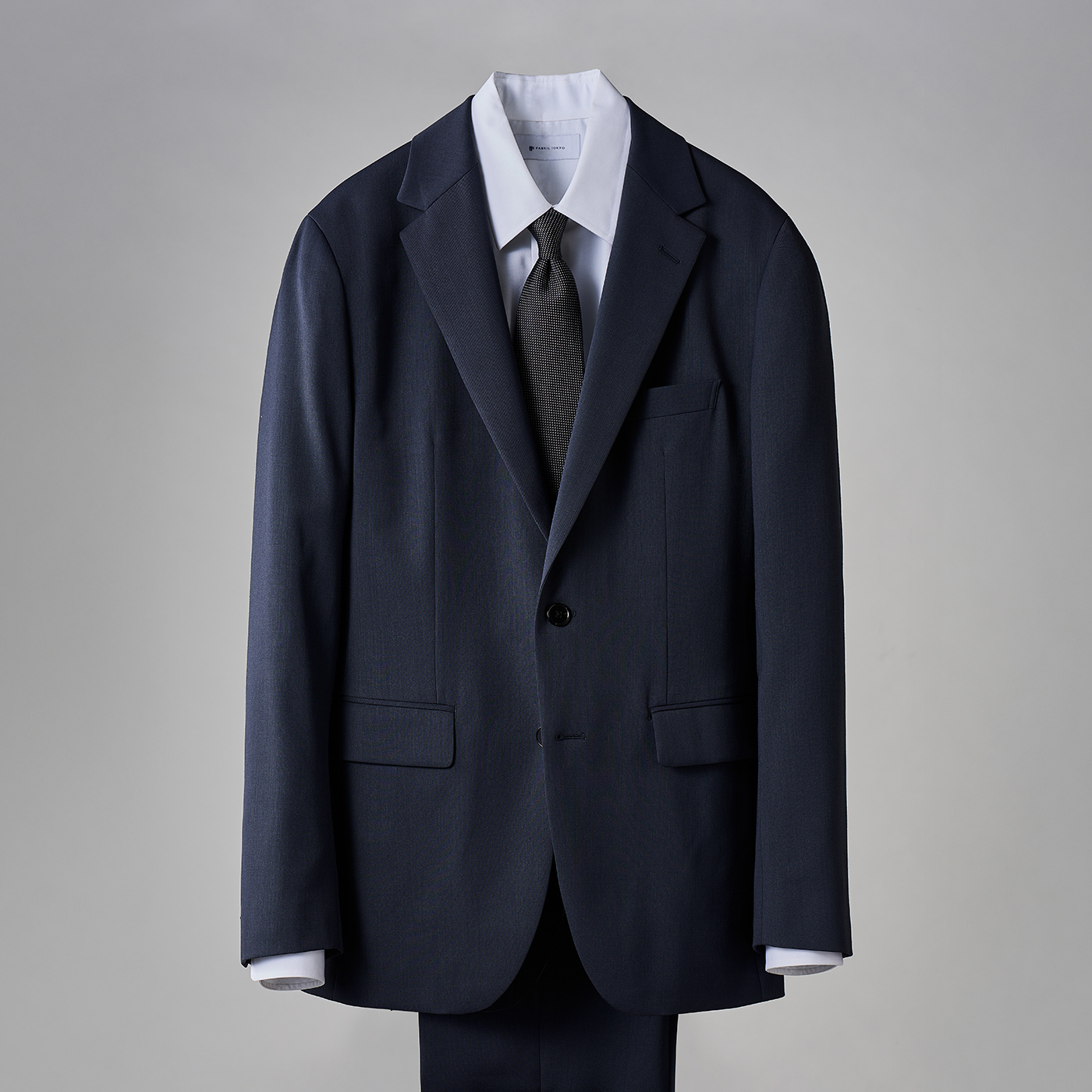 明るく爽やかな印象を与える、セットアップスタイル。