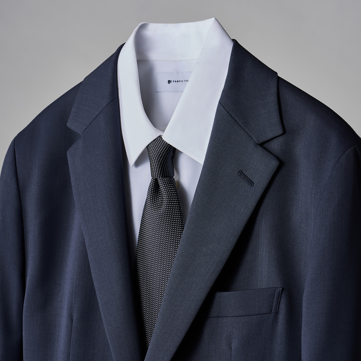 明るく爽やかな印象を与える、セットアップスタイル。