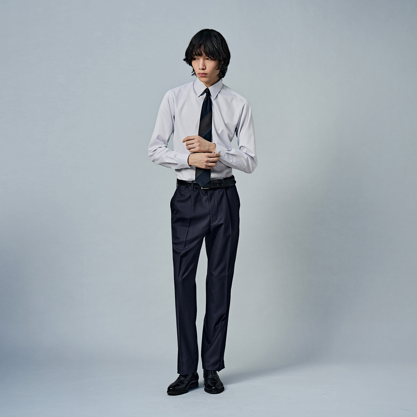 春らしいニュアンスカラーを生かしたネイビースーツスタイル