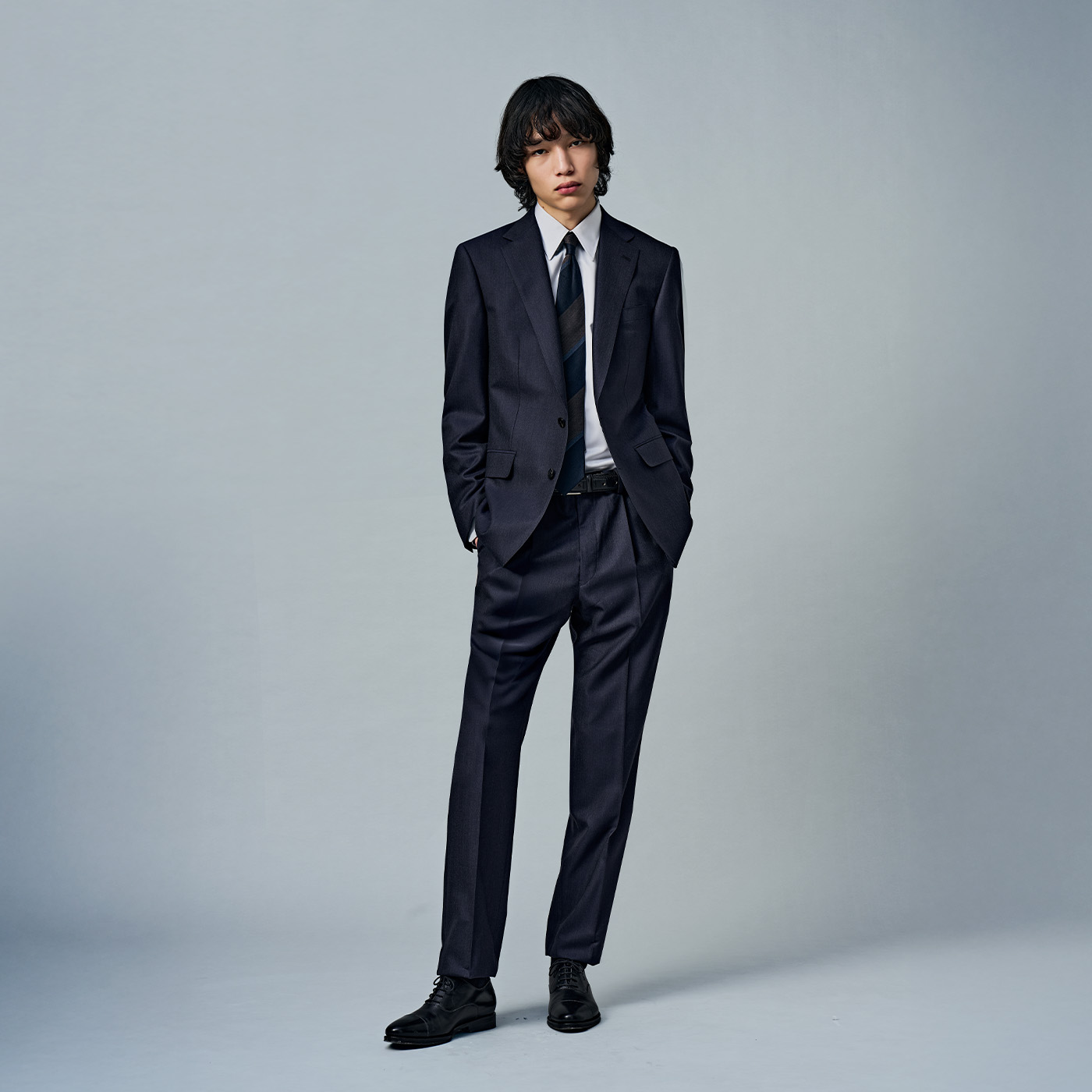 春らしいニュアンスカラーを生かしたネイビースーツスタイル