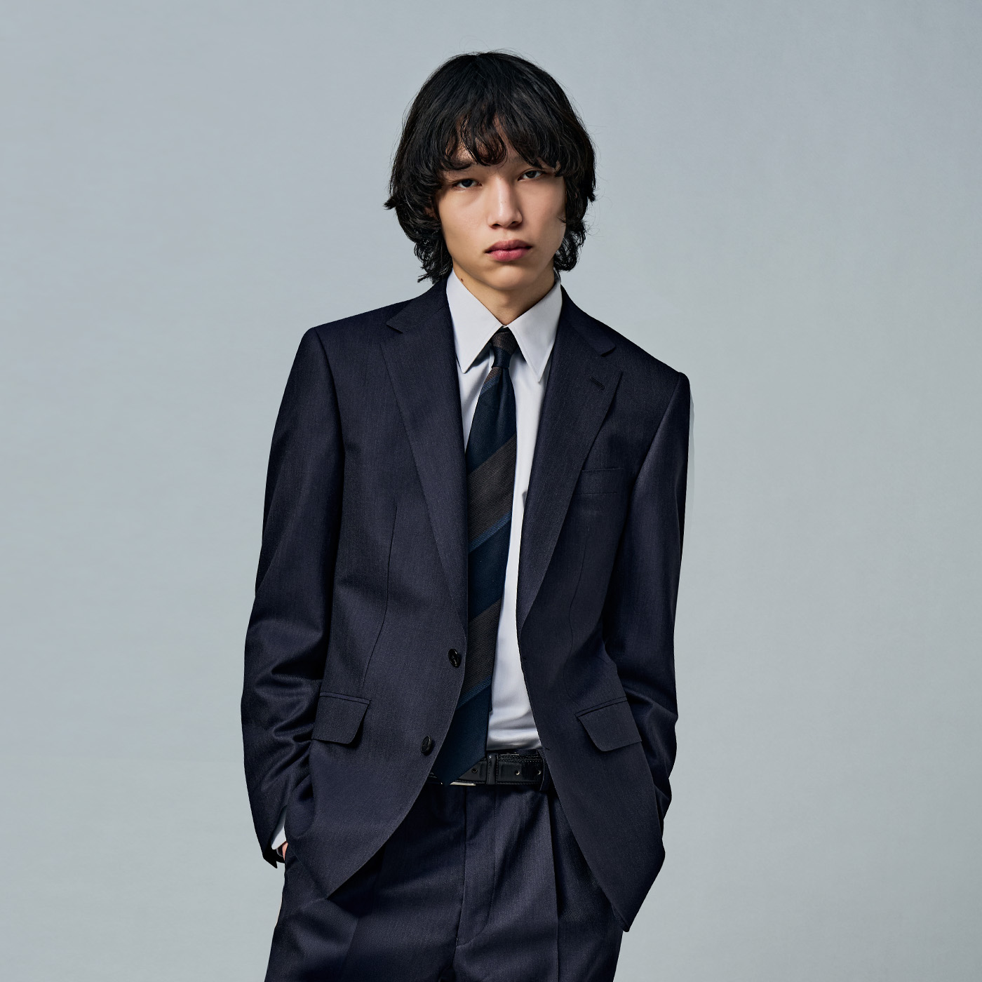 春らしいニュアンスカラーを生かしたネイビースーツスタイル