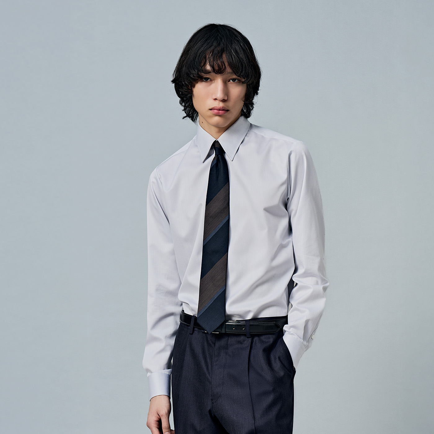 ニュアンスカラーに合うグレーシャツスタイル