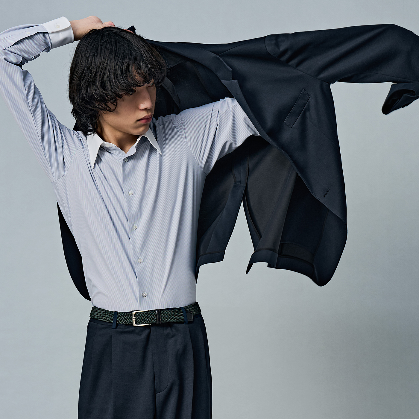 クレリックシャツを生かしたオプシディアンのセットアップスタイル