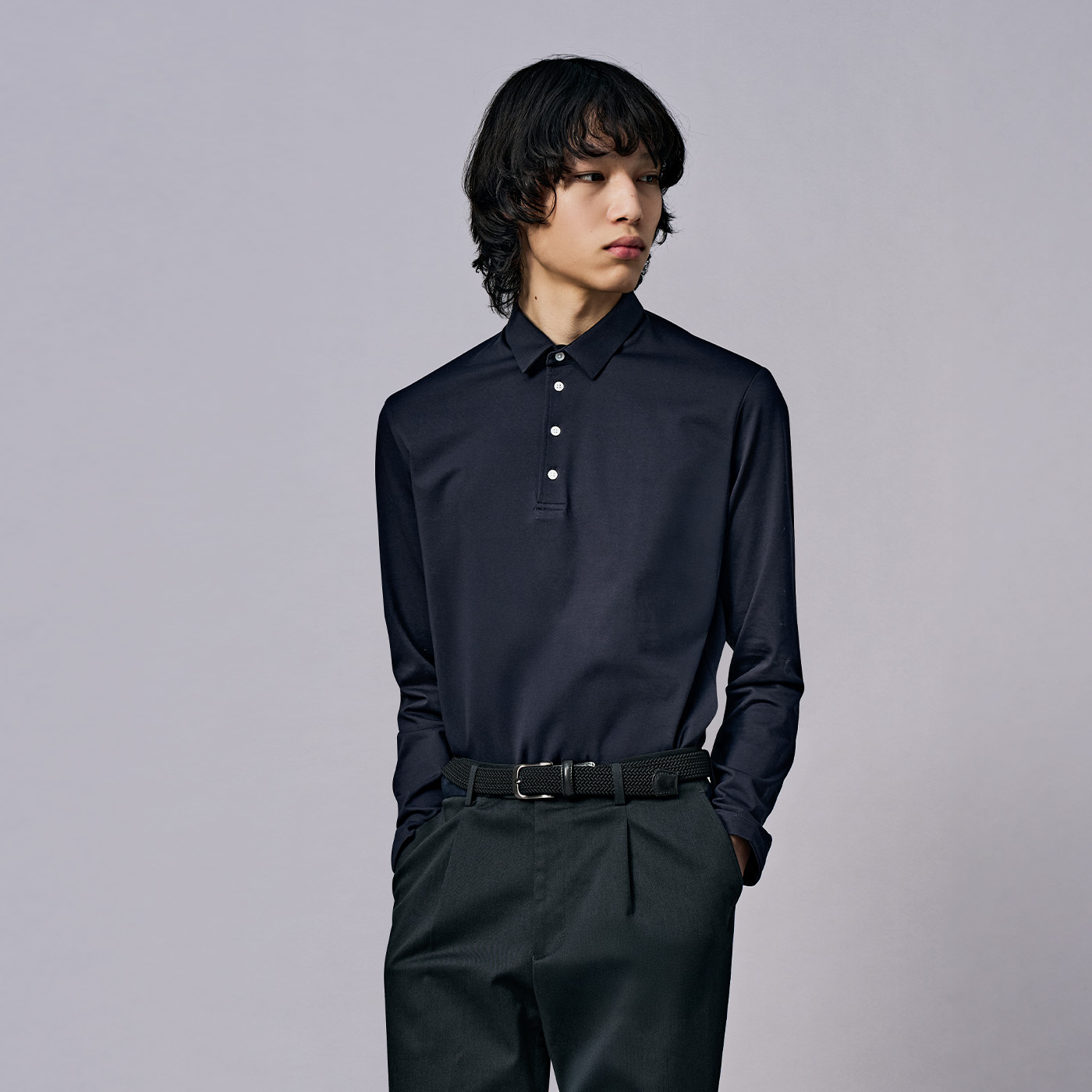 デニム風のジャケットを生かしたワントーンのジャケパンスタイル